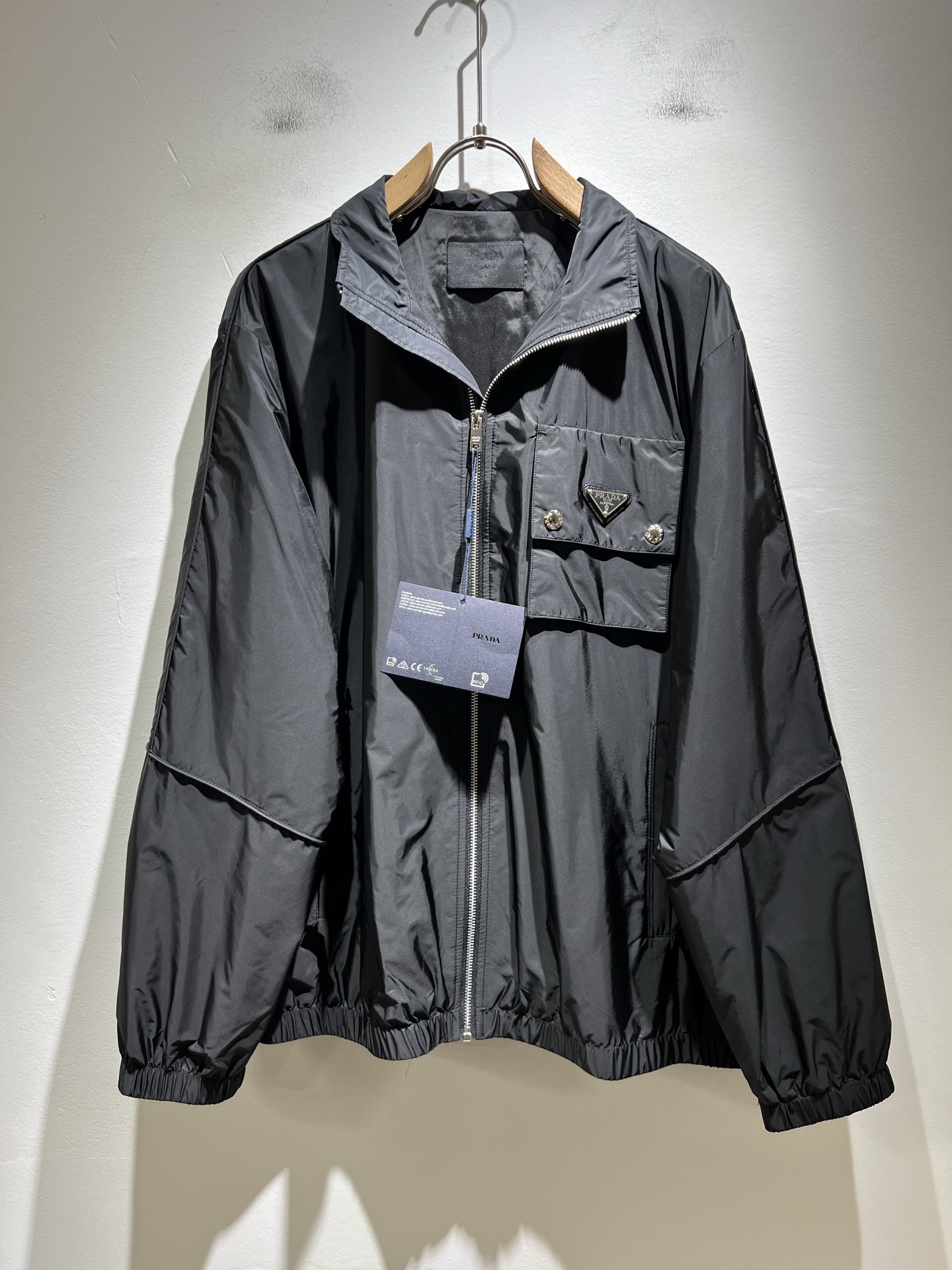 NO:519710,PRAD*A 2025 autumn and winter casual jacket, the latest fashionable casual zipper jacket, fashionable jacket! Trading company channels are rare and it is released on the official website. The most anticipated high-quality products of the male god are coming, making you feel what it means to be truly high and luxurious! This jacket is made of thin and technical fabrics specially customized by P home. The surface is neat and smooth and shiny, and the texture is obvious through the screen. The upper body is comfortable, light and not stuffy, giving you the most enjoyable wearing experience!  Exquisite logo pattern glue pressing design!  Perfectly enhance the overall sense of luxury and class, and you can get a high-end luxury atmosphere at a glance! Basic regular jacket style cut, versatile and simple upper body, not picky, easy to deal with various occasions and environments, is undoubtedly a must-have item for daily commuting! Size M~3XL, prada, jackets & coats, jackets & coats, alexander wang19860909PRAD*A普*达2025秋冬休闲夹克外套,最新时尚休闲拉链夹克,时尚夹克外套!贸易公司渠道稀出,同步官网发售,男神最为期待的精品狠货重磅来袭,让你感受到什么叫真正的高奢有内涵!此款夹克外套选用了P家专业定制的轻薄科技面料制成,表面整洁光滑且富有光泽,质感透过屏幕都显而易 见,上身舒适轻盈不闷热, 给你最为享受的穿着体验！精致logo图案压胶设计！完美提升了整体的奢华档次感,一眼就能Get到的高端奢华气息!基础常规的夹克版型裁剪,上身百搭简约不挑人,轻松应对各种场合与环境,属于日常通勤必备的臻品无疑!尺码M～3XL,,prada,jackets & coats,jackets & coats,alexander wang,Men's clothing