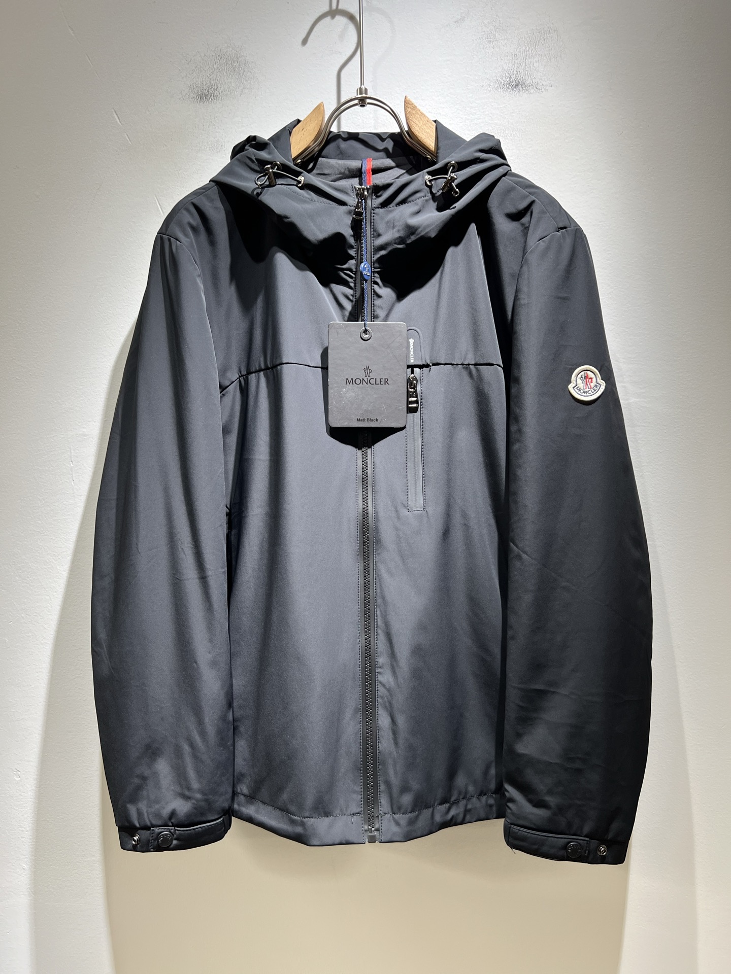 NO:518281,Monc*ler 2025 autumn and winter classic jacket, urban fashionable and casual style!  The fabric is super soft, cool and popular jacket. It is fashionable and urban versatile, breathable and fashionable and beautiful. The special fabrics are all polyester fiber fabrics imported from the UK. They are lightly shiny, unique texture, soft and smooth, and excellent details. They are not a product that ordinary fabrics can compare with. Logo badge design!  Very charming design, inner seam edging technology, customized original logo auxiliary material design!  The details are very in-depth. They give outdoor users full experience and perfect protection, allowing us to get closer to the challenges of nature. The minimalist seasonal design elements, the perfect slim fit style, highly recommended!  Size M-3XL, Jackets & coats, Jackets & coats, Alexander wang19860909Monc*ler蒙*口2025秋冬经典夹克外套,都市时尚休闲款！面料超软面料帅酷爆款夹克外套.时尚都市百搭款款,上身透气而且时尚靓丽,特供面料都是英国进口的聚酯纤维纤维面料,淡淡光泽,质感独特,手感柔嫩顺滑,细节出色 不是一般面料所能对比的产品.logo徽章设计！非常极具魅力的设计,内缝包边工艺,定制原版logo辅料设计！细节非常到位.给户外使用者充分的体验和完善的保护,让我们更接近大自然的挑战,极简当季的设计元素,完美修身版型,强烈推荐！尺码M-3XL,,jackets & coats,jackets & coats,alexander wang,Men's clothing