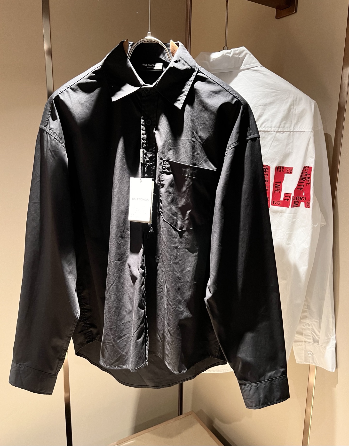 NO:515158,BALENCI*GA Paris* Home 2025 autumn new men and women's same shirts, catwalk pattern print fashion casual shirts, logo logo pattern print design!  The most designed and selected poplin cotton fabric is soft and skin-friendly, comfortable and breathable, and you can’t picky about it. The real thing will definitely make you love it!  Loose, small, shoulder-dead round neck cut, genderless couple mixed styles, opening up a new fashion charm!  Differentiate the market version of the high-end custom series!  Size S-XL, balenciaga, alexander wang19860909BALENCI*GA巴黎*家 2025秋季新款男女同款衬衣,走秀图案印花时尚休闲衬衣,标志logo图案印花设计！极具设计精选客供府绸棉面料,手感柔软亲肤,着身舒适透气性都无法挑剔,实物绝对会让你爱不释手！宽松小落肩的圆领版型裁剪,无性别主义的情侣混穿款式,打开全新的时装新韵味！区别市场版本高定系列！尺码S-XL,,balenciaga,alexander wang,Men's clothing