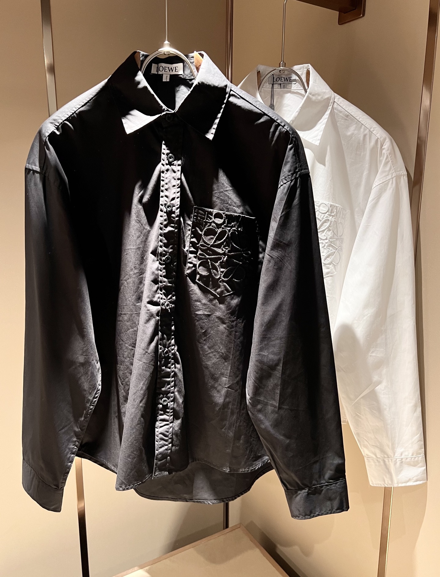 NO:515163,LOE*WE Luo*We 2025 autumn new men and women's same shirt, original Italian order channel, very personalized and high-end style, logo embroidery design, and wash fabric design!  Customized original imported poplin cotton fabric!  The latest fashion trends and popular products are here, and it is another simple and high-end fashion item. It is a fashion product with very high-end outfit charm. It is a must-have item for fashion trends!  Original Italian manufacturer channels, special-level orders, and released at the same time as Hong Kong, Macao and Taiwan buyers. This model is also the latest popular product of Luo Yiweijia this year and the most classic product. Its specifications and grades are beyond doubt!  !  The choice is very diverse, and it can be said that this model naturally has a fresh and natural feeling, showing the brand charm and high-end feeling. The texture of this model is very good, and the heavy weight and brilliant skin-friendliness that can be seen with hands are even better, and it is a complete enjoyment of wearing!  !  Size: S-XL, loewe, loewe, alexander wang19860909LOE*WE罗*威 2025秋季新款男女同款衬衣,意大利原厂订单渠道,极具个性高级风,标志logo图案刺绣设计,采用洗水面料设计！定制原版进口府绸棉面料！最新时尚潮流人气产物驾到,又是一款简约高级的时尚单品,穿搭魅力十分高级不俗的时尚产物 ,时尚潮流必备单品！意大利原厂渠道,特供级别订单,同步港澳台买手店发布,此款也是罗意威家今年的最新人气产物,也是最经典的产物,其规格跟档次更是毋庸置疑！！ 选择极具多样化,言而喻此款自然具备那种清新自然的感觉,彰显品牌魅力与高级感,此款的质感十分的到位,用手可以感知的重磅跟出彩亲肤程度更是上佳,十足的穿着享受！！尺码: S-XL,,loewe,loewe,alexander wang,Men's clothing