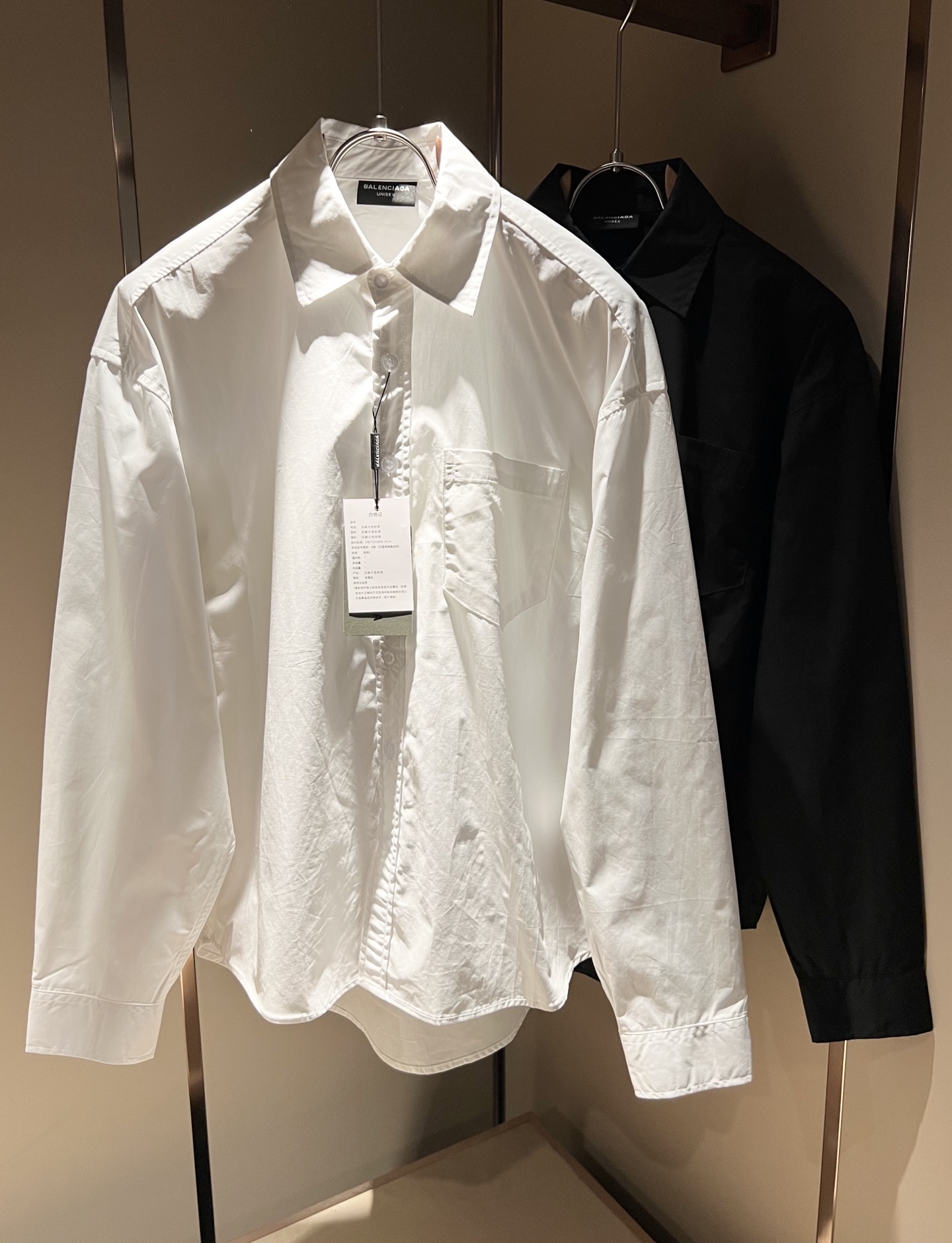 NO:515167,BALENCI*GA Paris* Home 2025 autumn new men and women's same shirts, catwalk pattern print fashion casual shirts, logo logo pattern print design!  The most designed and selected poplin cotton fabric is soft and skin-friendly, comfortable and breathable, and you can’t picky about it. The real thing will definitely make you love it!  Loose, small, shoulder-dead round neck cut, genderless couple mixed styles, opening up a new fashion charm!  Differentiate the market version of the high-end custom series!  Size S-XL, balenciaga, alexander wang19860909BALENCI*GA巴黎*家 2025秋季新款男女同款衬衣,走秀图案印花时尚休闲衬衣,标志logo图案印花设计！极具设计精选客供府绸棉面料,手感柔软亲肤,着身舒适透气性都无法挑剔,实物绝对会让你爱不释手！宽松小落肩的圆领版型裁剪,无性别主义的情侣混穿款式,打开全新的时装新韵味！区别市场版本高定系列！尺码S-XL,,balenciaga,alexander wang,Men's clothing