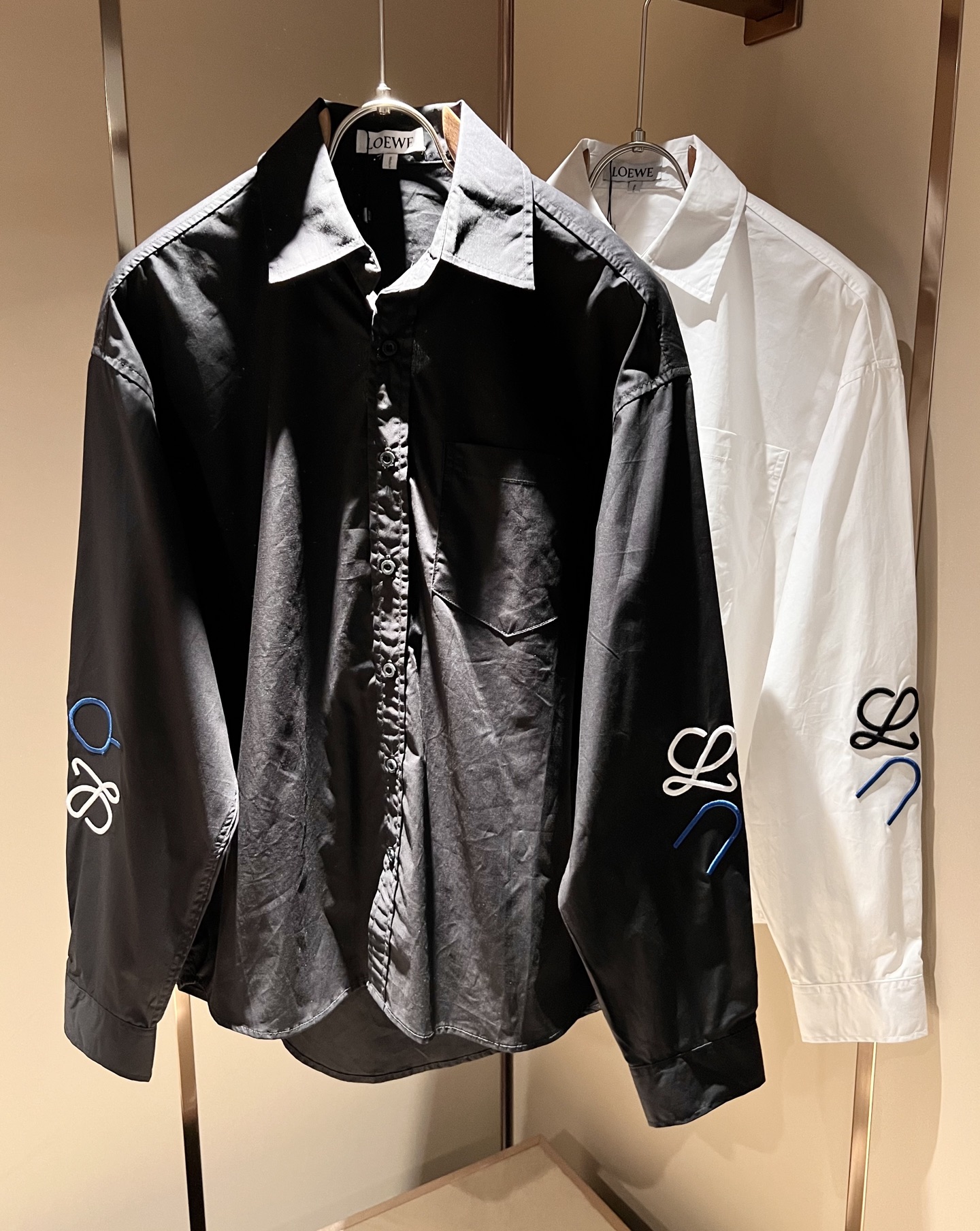 NO:515171,LOE*WE Luo*We 2025 autumn new men and women's same shirt, original Italian order channel, very personalized and high-end style, logo embroidery design, and wash fabric design!  Customized original imported poplin cotton fabric!  The latest fashion trends and popular products are here, and it is another simple and high-end fashion item. It is a fashion product with very high-end outfit charm. It is a must-have item for fashion trends!  Original Italian manufacturer channels, special-level orders, and released at the same time as Hong Kong, Macao and Taiwan buyers. This model is also the latest popular product of Luo Yiweijia this year and the most classic product. Its specifications and grades are beyond doubt!  !  The choice is very diverse, and it can be said that this model naturally has a fresh and natural feeling, showing the brand charm and high-end feeling. The texture of this model is very good, and the heavy weight and brilliant skin-friendliness that can be seen with hands are even better, and it is a complete enjoyment of wearing!  !  Size: S-XL, loewe, loewe, alexander wang19860909LOE*WE罗*威 2025秋季新款男女同款衬衣,意大利原厂订单渠道,极具个性高级风,标志logo图案刺绣设计,采用洗水面料设计！定制原版进口府绸棉面料！最新时尚潮流人气产物驾到,又是一款简约高级的时尚单品,穿搭魅力十分高级不俗的时尚产物 ,时尚潮流必备单品！意大利原厂渠道,特供级别订单,同步港澳台买手店发布,此款也是罗意威家今年的最新人气产物,也是最经典的产物,其规格跟档次更是毋庸置疑！！ 选择极具多样化,言而喻此款自然具备那种清新自然的感觉,彰显品牌魅力与高级感,此款的质感十分的到位,用手可以感知的重磅跟出彩亲肤程度更是上佳,十足的穿着享受！！尺码: S-XL,,loewe,loewe,alexander wang,Men's clothing