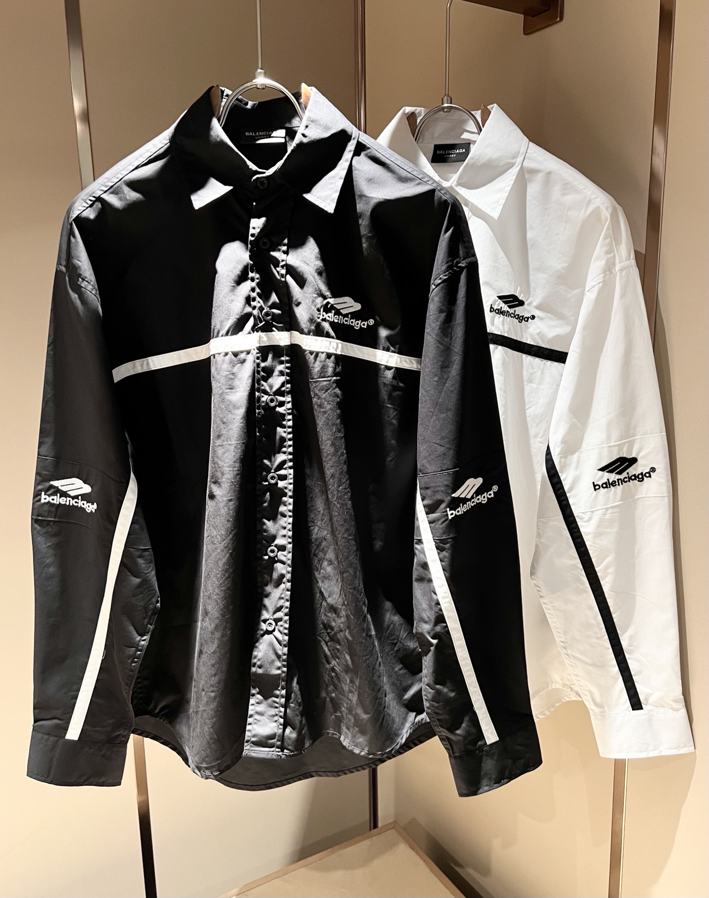 NO:515177,BALENCI*GA Paris* Home 2025 autumn new men and women's same shirts, catwalk pattern print fashionable casual shirts, logo logo pattern embroidery design!  The most designed and selected poplin cotton fabric is soft and skin-friendly, comfortable and breathable, and you can’t picky about it. The real thing will definitely make you love it!  Loose, small, shoulder-dead round neck cut, genderless couple mixed styles, opening up a new fashion charm!  Differentiate the market version of the high-end custom series!  Size S-XL, balenciaga, alexander wang19860909BALENCI*GA巴黎*家 2025秋季新款男女同款衬衣,走秀图案印花时尚休闲衬衣,标志logo图案刺绣设计！极具设计精选客供府绸棉面料,手感柔软亲肤,着身舒适透气性都无法挑剔,实物绝对会让你爱不释手！宽松小落肩的圆领版型裁剪,无性别主义的情侣混穿款式,打开全新的时装新韵味！区别市场版本高定系列！尺码S-XL,,balenciaga,alexander wang,Men's clothing