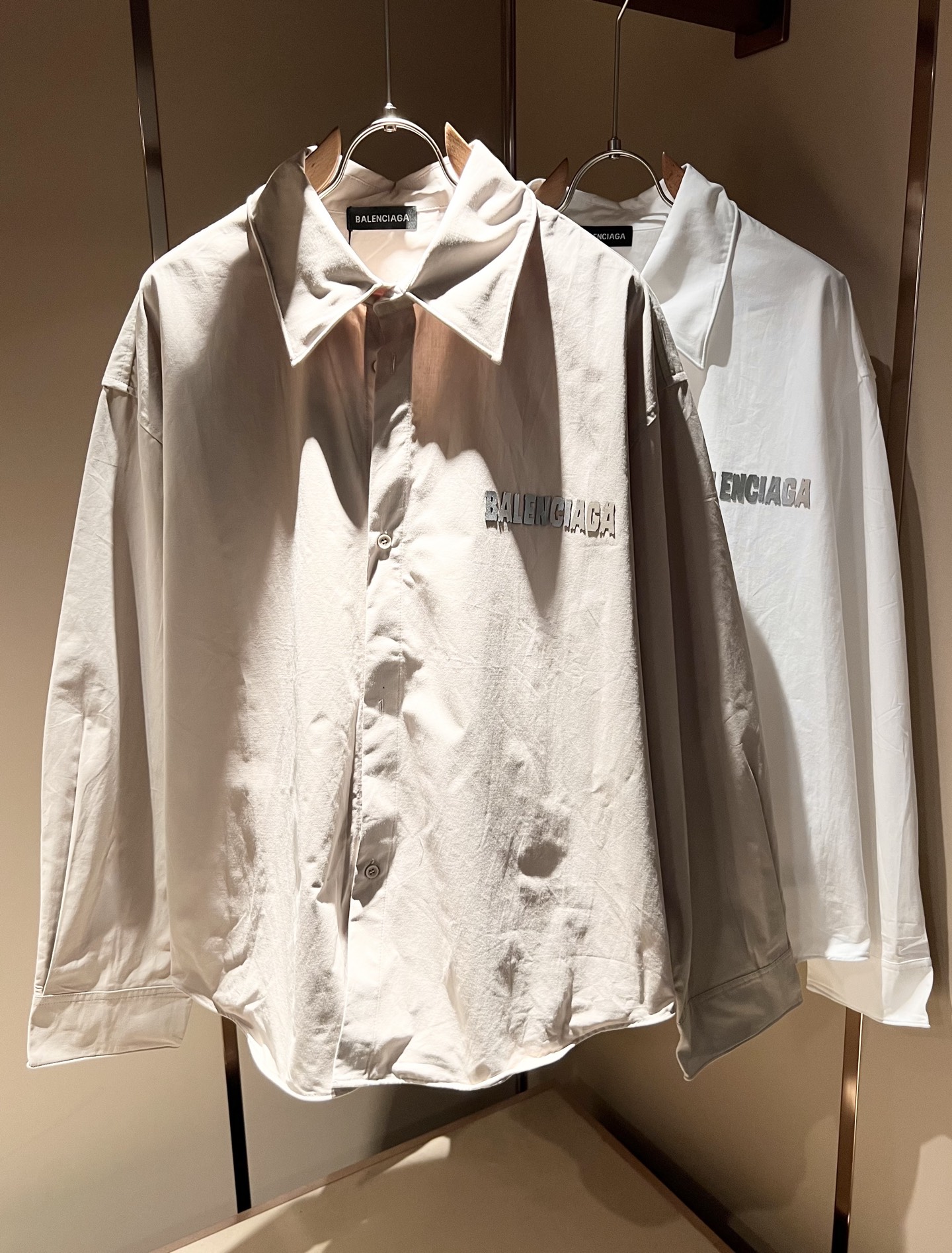 NO:515169,BALENCI*GA Paris* Home 2025 autumn new men and women's same shirts, catwalk pattern printed fashionable casual shirts, logo logo pattern glue-pressing design!  The most designed and selected poplin cotton fabric is soft and skin-friendly, comfortable and breathable, and you can’t picky about it. The real thing will definitely make you love it!  Loose, small, shoulder-dead round neck cut, genderless couple mixed styles, opening up a new fashion charm!  Differentiate the market version of the high-end custom series!  Size S-2XL, balenciaga, alexander wang19860909BALENCI*GA巴黎*家 2025秋季新款男女同款衬衣,走秀图案印花时尚休闲衬衣,标志logo图案压胶设计！极具设计精选客供府绸棉面料,手感柔软亲肤,着身舒适透气性都无法挑剔,实物绝对会让你爱不释手！宽松小落肩的圆领版型裁剪,无性别主义的情侣混穿款式,打开全新的时装新韵味！区别市场版本高定系列！尺码S-2XL,,balenciaga,alexander wang,Men's clothing