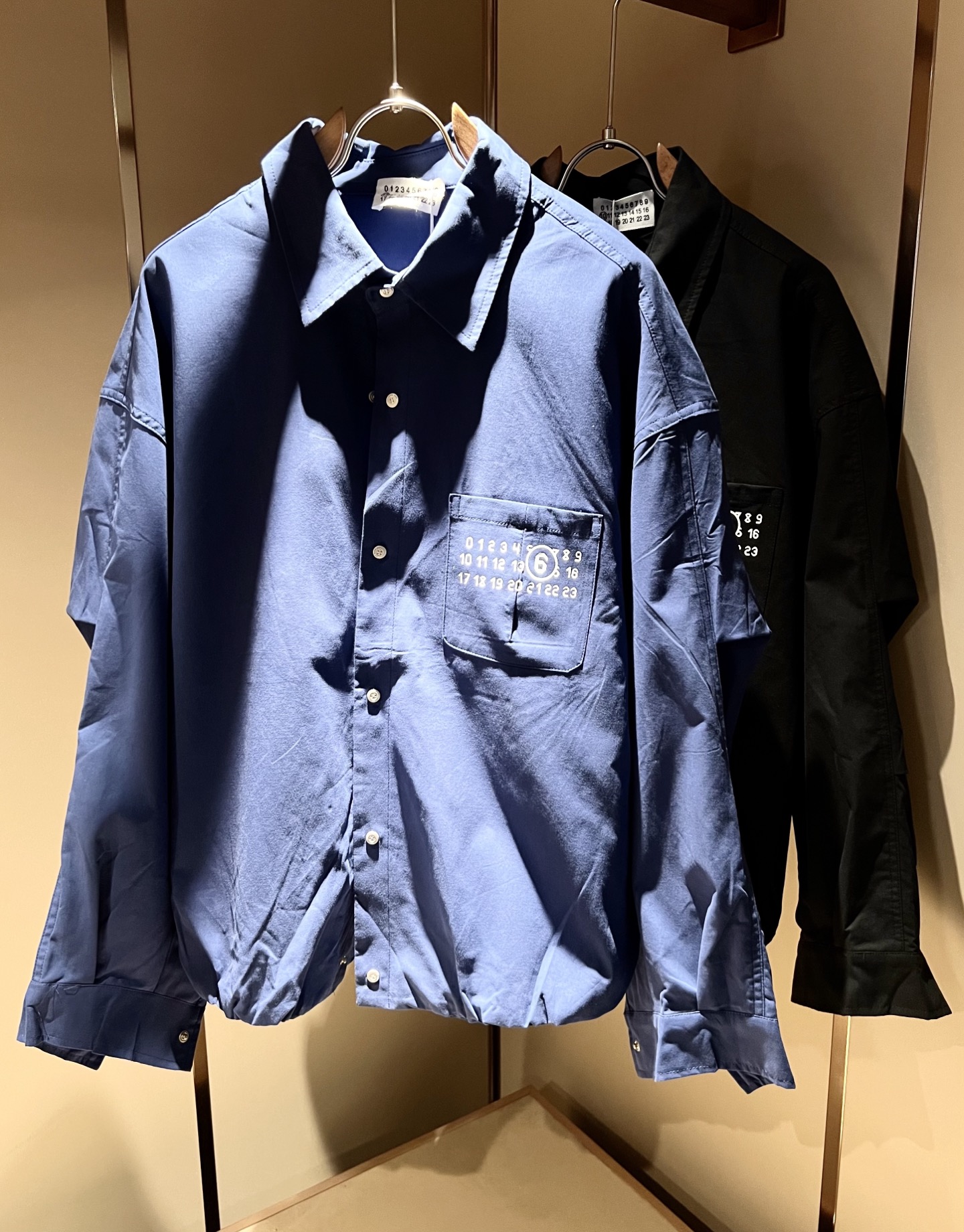 NO:515161,Maison Margiel 2025 autumn and winter new men and women's casual jackets are available at the same time in the counter!  Customized exclusive fabrics, chest logo pattern glue-pressing design!  !  Simple and generous, calm and versatile, extremely high-end, perfectly integrated with fashion and style, a top fashionable style that perfectly suits the outside wear!  The overall feeling is natural!  Extremely classic versatile casual pants, custom canvas cotton fabric!  The ultimate perfection of heavy industry!  Fans who pursue high quality are please buy them by themselves, and all fans who know the goods are invited to appreciate this model together!  !  Size S-2XL, Masion Margiela, Jackets & Coats, Jackets & Coats, Alexander wang19860909马吉拉 maison margiel 2025秋冬新款男女同款休闲夹克外套,专柜同步发售！定制专属面料,胸前logo图案压胶设计！！简约大方,从容百搭,档次极高,完美融入时尚还有风情感一款完美符合外穿的顶尖时髦气质款！整体给人浑然天成的感觉！极致经典的百搭型休闲裤,定制帆布棉面料！极致的重工极致的完美！追求高品质的粉丝们请自行抢购,诚邀所有识货的粉丝一同鉴赏此款！！尺码S-2XL,,masion margiela,jackets & coats,jackets & coats,alexander wang,Men's clothing