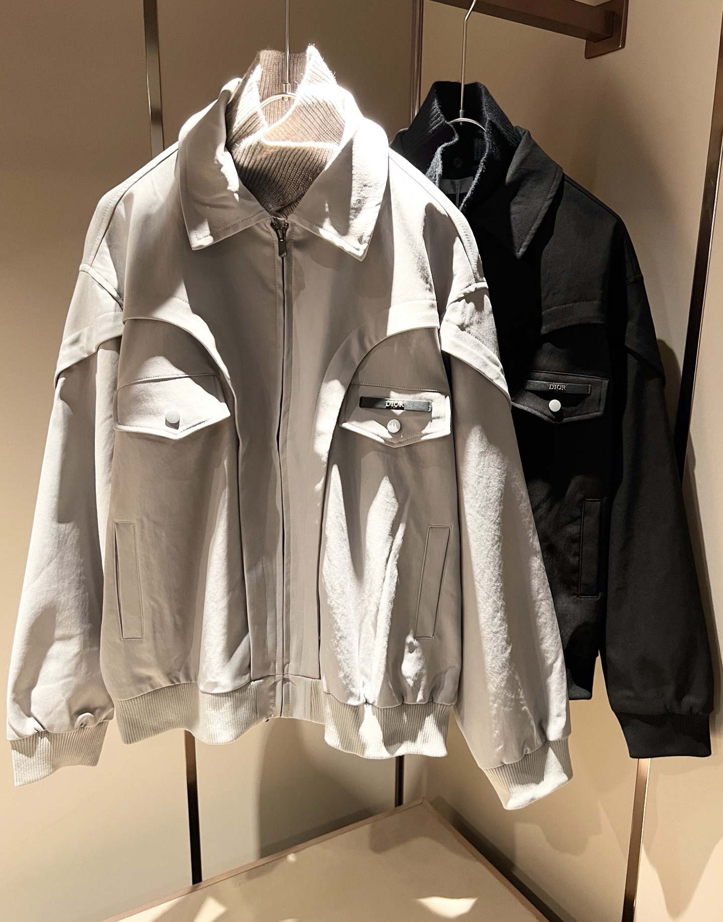 NO:518286,Dio*r Dio 2025 autumn and winter men and women's same jacket jacket, the latest fashionable casual jacket, trading company channels are rare, and it is released on the official website. The most anticipated high-quality products of men's gods are coming, making you feel what is truly high luxury and connotation! Logo leather logo pattern design!  Full of brand style!  The most enjoyable dressing experience you enjoy! It perfectly enhances the overall luxury and class, and you can get a high-end luxury atmosphere at a glance!  The upper body is versatile and simple, and it is not picky about people. It can easily deal with various occasions and environments. It is undoubtedly a must-have item for daily commuting! Size S-2XL, dior, jackets & coats, jackets & coats, alexander wang19860909Dio*r迪*奥 2025秋冬男女同款夹克外套,最新时尚休闲夹克,贸易公司渠道稀出,同步官网发售,男神最为期待的精品狠货重磅来袭,让你感受到什么叫真正的高奢有内涵!标志皮革logo图案设计！满满的品牌风格！你最为享受的穿着体验! 完美提升了整体的奢华档次感,一眼就能Get到的高端奢华气息！上身百搭简约不挑人,轻松应对各种场合与环境,属于日常通勤必备的臻品无疑!尺码S-2XL,,dior,jackets & coats,jackets & coats,alexander wang,Men's clothing