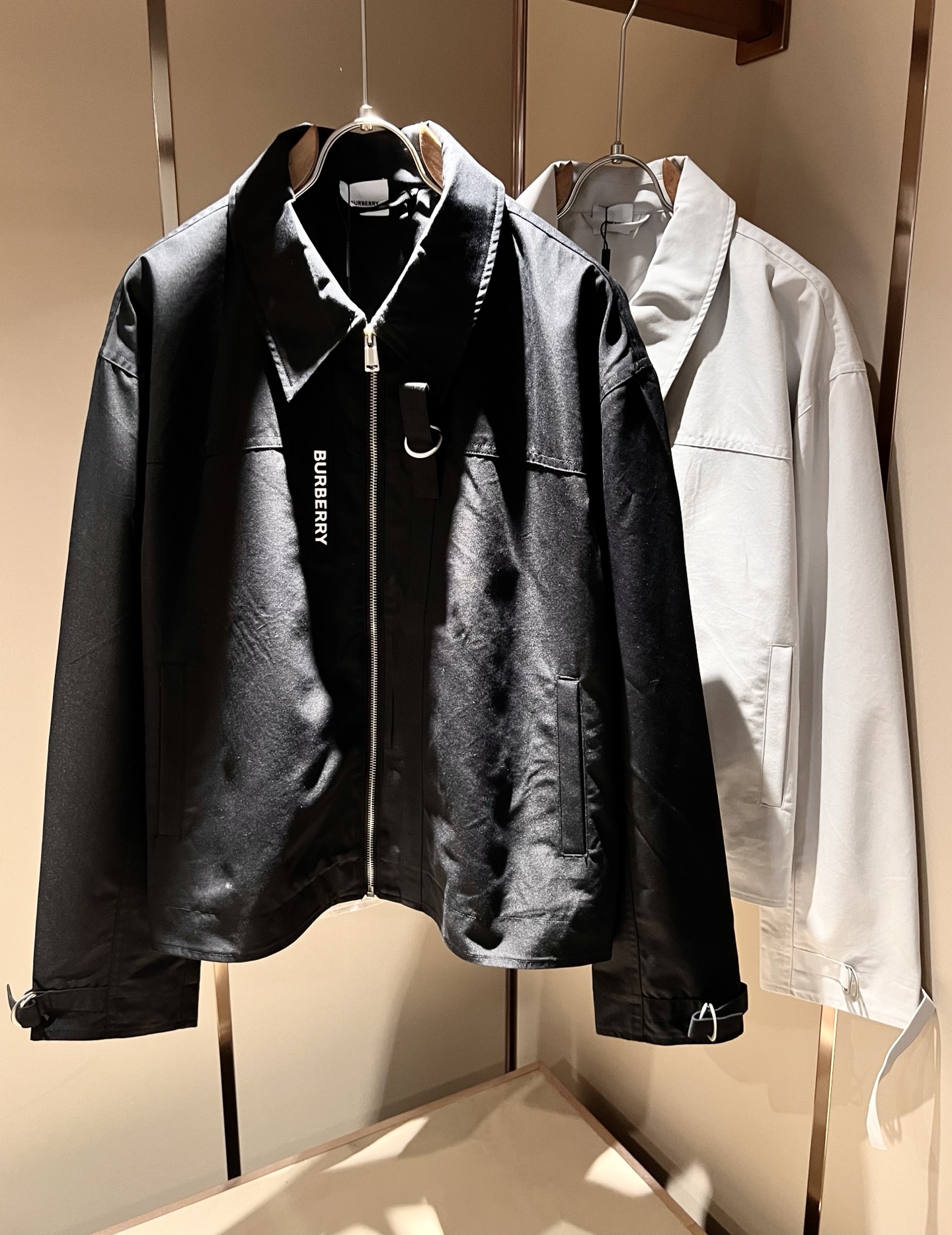 NO:515165,BURBER*Y BAR*Li’s new autumn and winter jacket is coming. It is made of a popular environmentally friendly canvas cotton fabric recently. It is a high-end outdoor sports and leisure series, which is very popular and sports trend!  The latest special material developed by BUR, memory fabric, is also called memory cloth, which refers to fabrics with morphological memory functions, and the breast logo pattern glue-pressing design!  Selling all versions on the market in seconds is not a level at all. Whether it is material, detail restoration and craftsmanship, you are not afraid of any challenges. Just to contribute wonderful products to everyone as always and consistently. A style that implements the core concept of BUR closely ties the plaid and fashion, always maintains perfection, a simple but not simple design style perfectly meets the outfit you need in daily life. Size: S-2XL, burberry, jackets & coats, jackets & coats, alexander wang19860909BURBER*Y巴*莉2025秋冬新品夹克外套重磅来袭,最近比较火热的环保帆布棉面料制作而成,高端户外运动休闲系列,非常火热运动风潮！BUR最新研发的特殊材质,记忆面料也叫记忆布,是指具有形态记忆功能的面料,胸前logo图案压胶设计！秒杀市面上一切版本,只能说根本就不是一个级别的存在,不管是材质还是细节还原度以及工艺制作方面,不惧任何挑战,只为给大家奉献绝妙产物一如既往,始终如一,贯彻了BUR核心理念的一个款式将格纹与时尚紧紧的捆绑在一起,时刻保持完美,简约而不简单的的设计风格,完美的满足了你日常所需要的穿搭.尺码:S-2XL,,burberry,jackets & coats,jackets & coats,alexander wang,Men's clothing