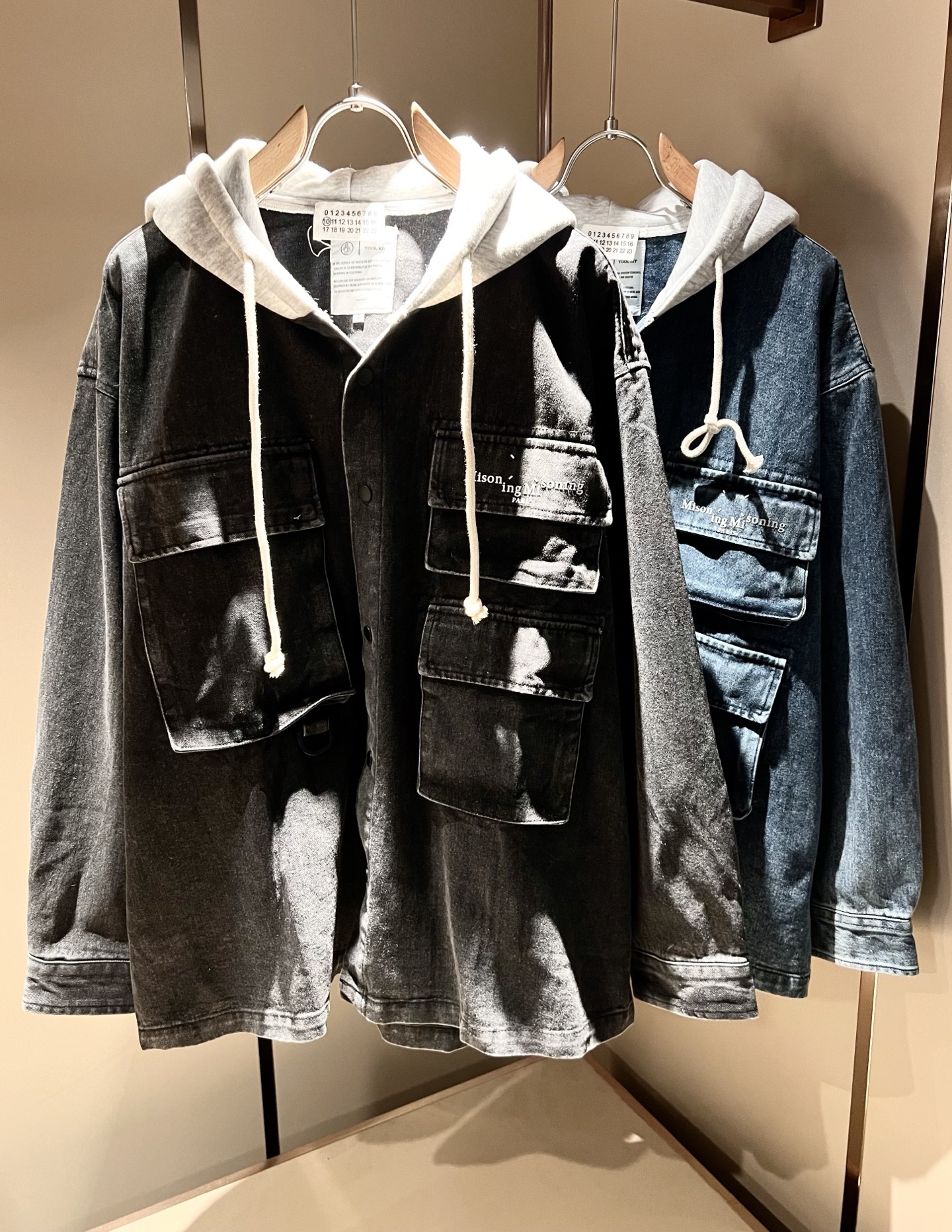 NO:515175,Maison Margiel 2025 autumn and winter new men and women's casual jackets are available at the same time in the counter!  Customized exclusive fabrics, chest logo pattern glue-pressing design!  !  Simple and generous, calm and versatile, extremely high-end, perfectly integrated with fashion and style, a top fashionable style that perfectly suits the outside wear!  The overall feeling is natural!  Extremely classic versatile casual pants, customized original denim fabric!  The ultimate perfection of heavy industry!  Fans who pursue high quality are please buy them by themselves, and all fans who know the goods are invited to appreciate this model together!  !  Size S-2XL, Masion Margiela, Jackets & Coats, Jackets & Coats, Alexander wang19860909马吉拉 maison margiel 2025秋冬新款男女同款休闲夹克外套,专柜同步发售！定制专属面料,胸前logo图案压胶设计！！简约大方,从容百搭,档次极高,完美融入时尚还有风情感一款完美符合外穿的顶尖时髦气质款！整体给人浑然天成的感觉！极致经典的百搭型休闲裤,定制原版牛仔面料！极致的重工极致的完美！追求高品质的粉丝们请自行抢购,诚邀所有识货的粉丝一同鉴赏此款！！尺码S-2XL,,masion margiela,jackets & coats,jackets & coats,alexander wang,Men's clothing