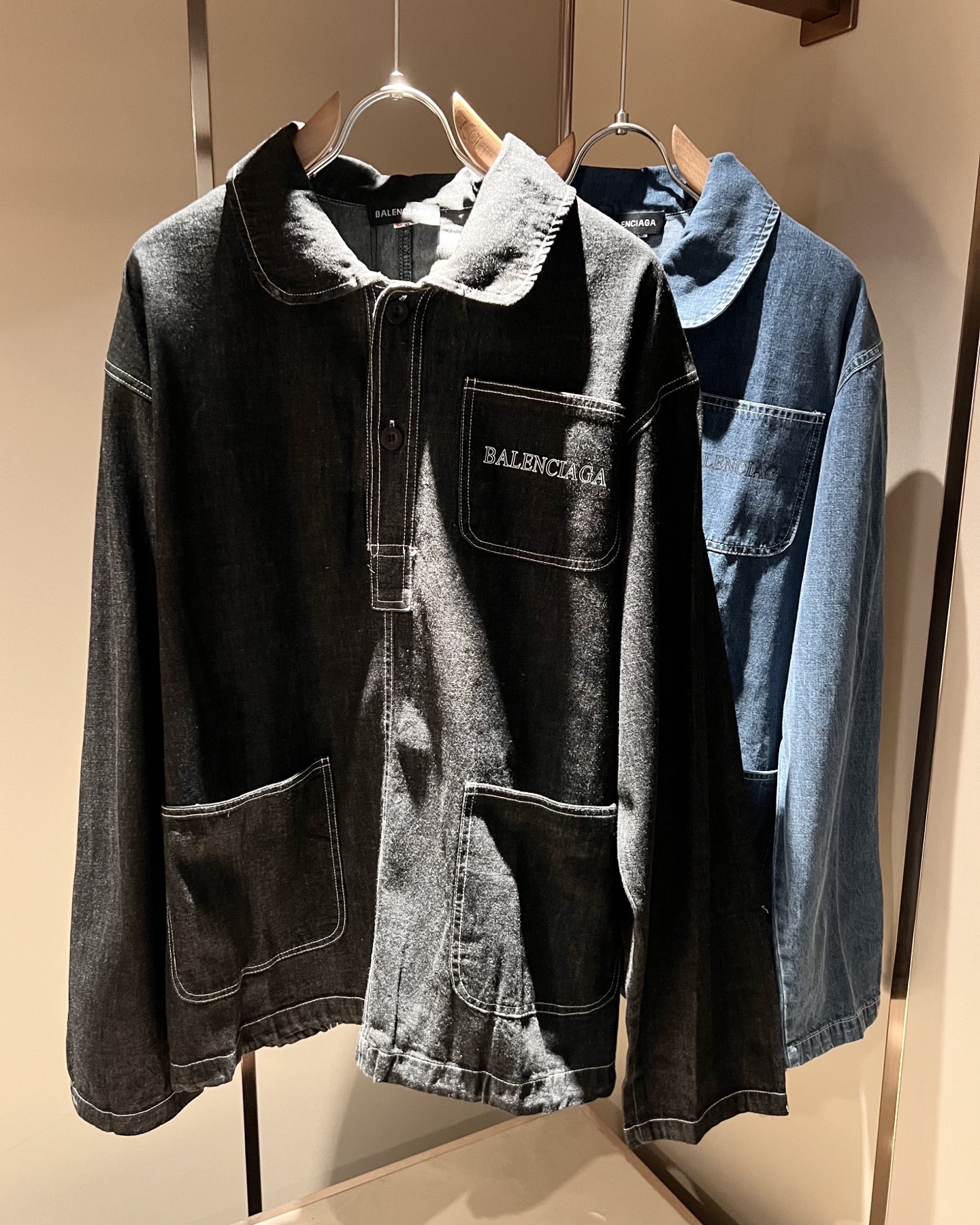 NO:515162,BALENCI*GA Paris* Home 2025 autumn new style of men and women's same denim shirt, catwalk pattern print fashionable casual shirt, logo logo pattern print design!  The most designed and selected customer-made washing cowboy fabric is soft and skin-friendly, comfortable and breathable, and you can’t picky about the real thing!  Loose, small, shoulder-dead round neck cut, genderless couple mixed styles, opening up a new fashion charm!  Differentiate the market version of the high-end custom series!  Size S-2XL, balenciaga, alexander wang19860909BALENCI*GA巴黎*家 2025秋季新款男女同款牛仔衬衣,走秀图案印花时尚休闲衬衣,标志logo图案印花设计！极具设计精选客供洗水牛仔面料,手感柔软亲肤,着身舒适透气性都无法挑剔,实物绝对会让你爱不释手！宽松小落肩的圆领版型裁剪,无性别主义的情侣混穿款式,打开全新的时装新韵味！区别市场版本高定系列！尺码S-2XL,,balenciaga,alexander wang,Men's clothing