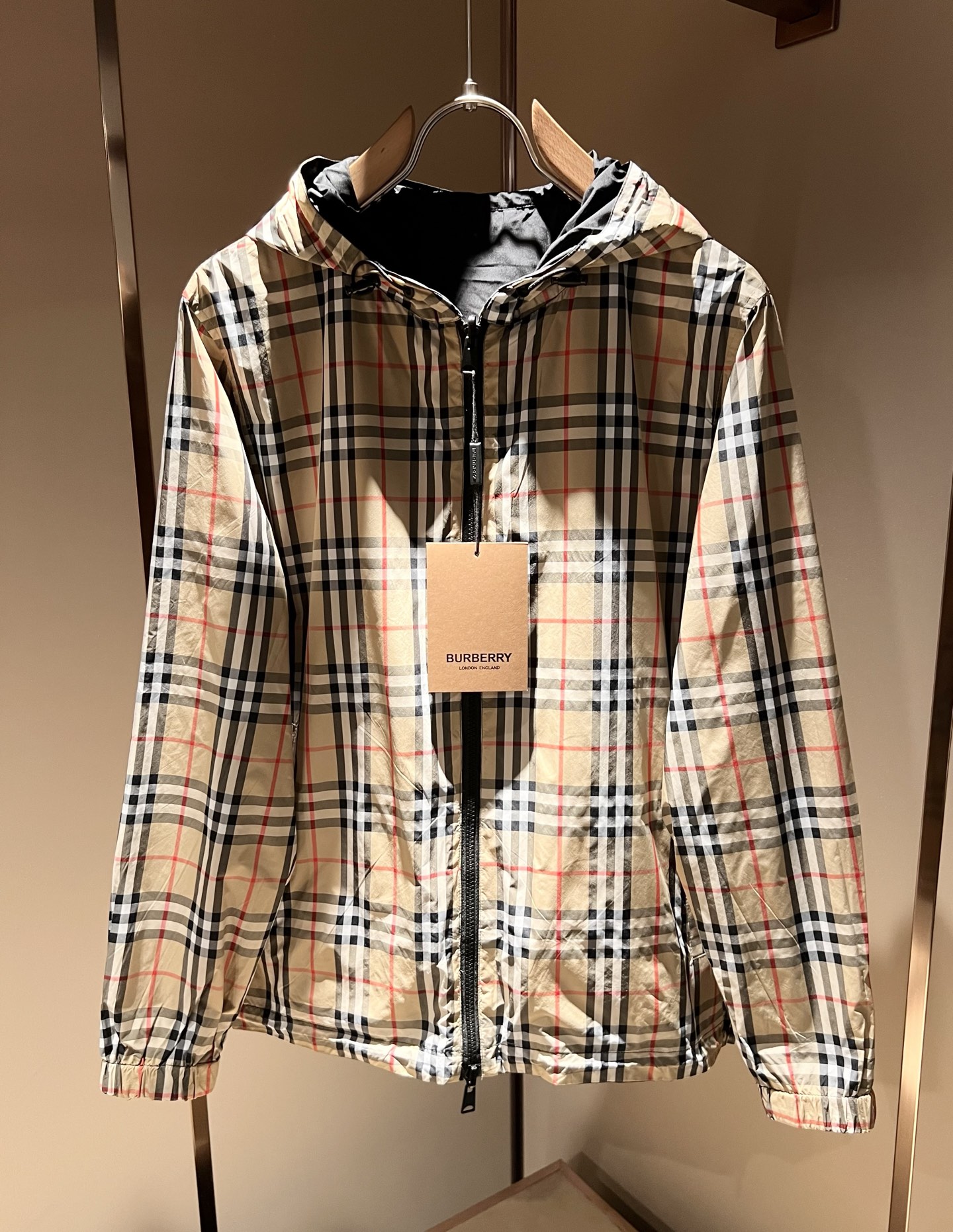 NO:516649,BURBER*Y BAL*LY Double-sided Jacket!  The new autumn and winter jackets of 2025 are coming, and are made of a popular environmentally friendly polyester fiber memory fabric recently. The high-end outdoor sports and leisure series is very popular!  The latest special material developed by BUR, memory fabric, also called memory cloth, refers to fabrics with morphological memory functions, which instantly kills all versions on the market. It can only be said that it is not a level at all. Whether it is material, detail restoration and craftsmanship, you are not afraid of any challenges. Just to contribute wonderful products to everyone, as always, and consistently. A style that implements the core concept of BUR closely ties the plaid and fashion, always maintains perfection, a simple but not simple design style perfectly meets the outfit you need in daily life. Size: M-3XL, burberry, jackets & coats, jackets & coats, alexander wang19860909BURBER*Y巴*莉双面夹克！2025秋冬新品夹克外套重磅来袭,最近比较火热的环保聚酯纤维记忆面料制作而成,高端户外运动休闲系列,非常火热运动风潮！BUR最新研发的特殊材质,记忆面料也叫记忆布,是指具有形态记忆功能的面料,秒杀市面上一切版本,只能说根本就不是一个级别的存在,不管是材质还是细节还原度以及工艺制作方面,不惧任何挑战,只为给大家奉献绝妙产物一如既往,始终如一,贯彻了BUR核心理念的一个款式将格纹与时尚紧紧的捆绑在一起,时刻保持完美,简约而不简单的的设计风格,完美的满足了你日常所需要的穿搭.尺码:M-3XL,,burberry,jackets & coats,jackets & coats,alexander wang,Men's clothing