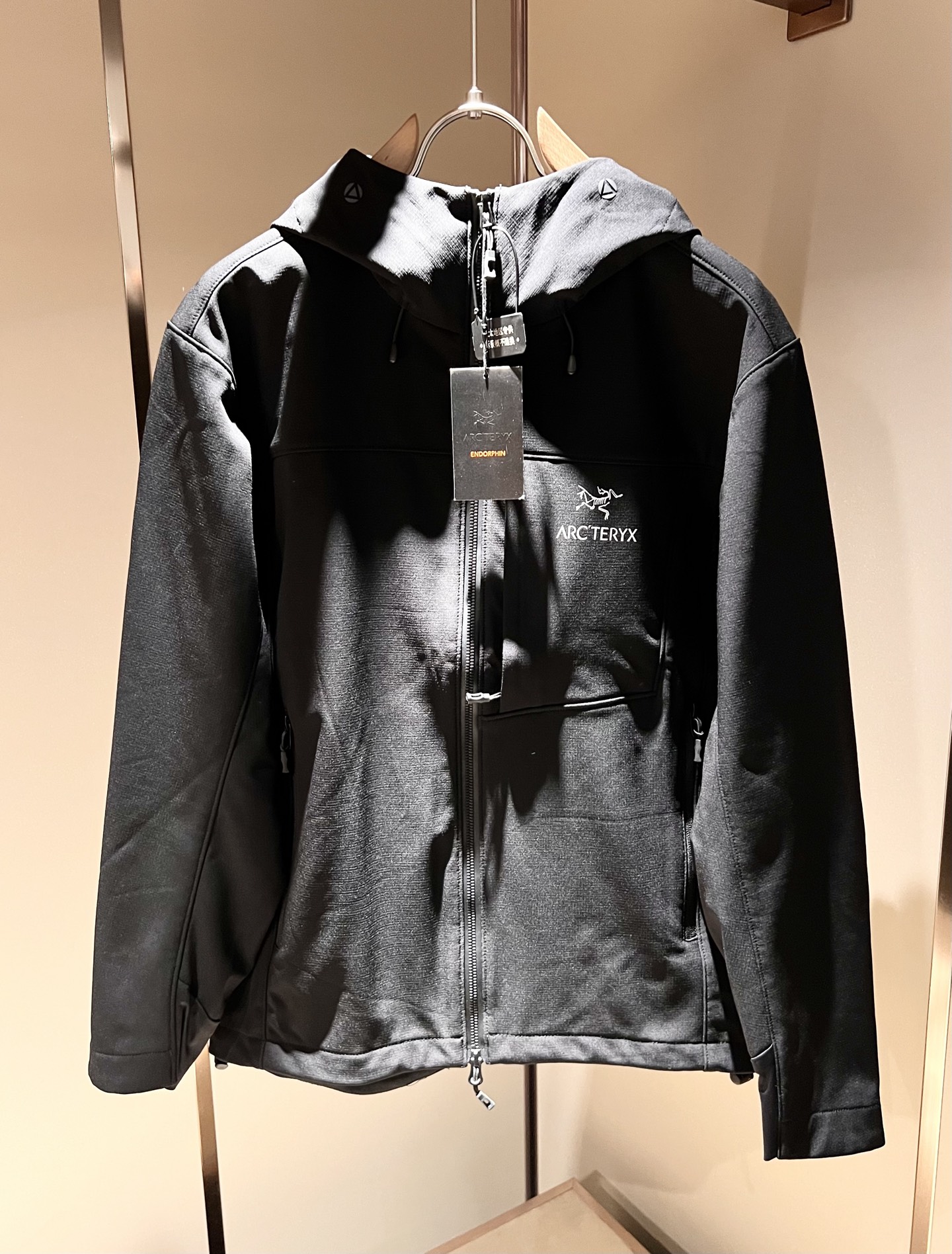 NO:518270,ARCTER*X Original Archaeological Bird 2025 autumn and winter new men and women's same jacket jacket, outdoor brands may first think of Canadian goose and Archaeological Bird. It gives people a feeling of trying out the label!  In addition to being quite accomplished in style design, the most obvious or most expert should be to have deeper and unique insights and attainments in fabrics. Through continuous structural research and problem-solving, and characterized by unique research on fabrics, these alone are enough to support it to become the first-rate new logo brand image in the clothing manufacturing industry. This model is made of quick-drying fabric!  Through precision, the hand feels smooth and soft, and both has natural beauty and comfort. The large body style is cut cleanly and cleanly, and the fabric shows a different hazy structural beauty. It is made of exclusive mold customization. The fabric and its technology test the workers, can be smooth and smooth without wrinkles!  Chest logo pattern glue-press design!  It really tests the handmade work of every master!  It makes the overall clean and neat, without leaving any thread. Now the neutrality that pursues life is more refined in life!  Size M-3XL, arc'teryx,jackets & coats,jackets & coats,alexander wang19860909ARCTER*X始*祖鸟 2025秋冬新款男女同款夹克外套,户外品牌可能大家第一想到的就是加拿大鹅、始祖鸟.给人一种标签试的感觉！除了在款式设计上颇有造诣之外,最明显或者说最为拿手的,应该就是在面料上的拥有更深独特见解跟造诣了.通过不断地结构研究和问题处理,在以面料独特研究为特征,仅凭这些就已经足以支撑其成为服装制造行业中,首屈可数的新标志品牌形象.此款采用速干面料材质！通过精工手感细滑柔软,同时兼具自然美感跟舒适度.大身上版型裁剪简洁干净,面料上显现出了不一样朦胧的结构性美感来.独家开模定制而成,面料及其考验工人的技术,能做到平整服帖又不起皱！胸前logo图案压胶设计！真的是很考验每位师傅的手工制作！使得整体干净利索,不留一丝线头.现在对于生活有所追求的中性也在生活中更为精致！尺码M-3XL,arc'teryx,jackets & coats,jackets & coats,alexander wang,Men's clothing