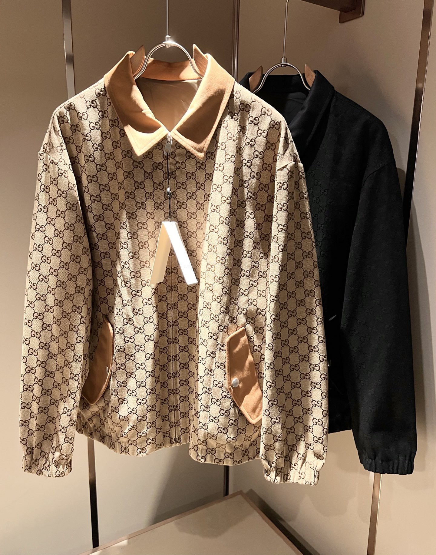 NO:516661,Gucc* Gu home double sided jacket!  The latest series of autumn and winter 2025!  The same jackets for men and women are available in trading companies, and they are sold on the official website at the same time!  New fashion elements design!  Chest logo pattern logo design!  Injecting full vitality into the new series, we selected customers to supply imported polyester fiber fabrics. The fabric feels skin-friendly, soft and delicate, and has an extremely comfortable and breathable wearing experience. The whole item is very eye-catching and fashionable, and is deeply loved by young people today!  The loose round neck cut is a neutral style regardless of age and gender, suitable for matching all the styles and looks you need in your daily life!  It is recommended to wear couple outfits to go out on the street to make it more pleasing to the eye!  Size: M-3XL, gucci, gucci, jackets & coats, jackets & coats, alexander wang19860909Gucc*古家 双面夹克！2025秋冬最新系列！男女同款夹克外套,贸易公司渠道稀出,同步官网发售 ！ 新时尚元素设计！胸前标志图案logo设计！为全新系列注入满满活力,选客供进口聚酯纤维面料制成,面料手感亲肤柔软细腻,拥有着无比舒适透气性的穿着体验,整件单品极具吸睛度与时尚感,深受当下年轻人的喜爱！基础宽松的圆领版型裁剪,不分年龄与性别的中性款式,适合搭配你日常所需的所有风格与造型！建议搭配情侣装出街会更为养眼出色！尺码:M-3XL,,gucci,gucci,jackets & coats,jackets & coats,alexander wang,Men's clothing