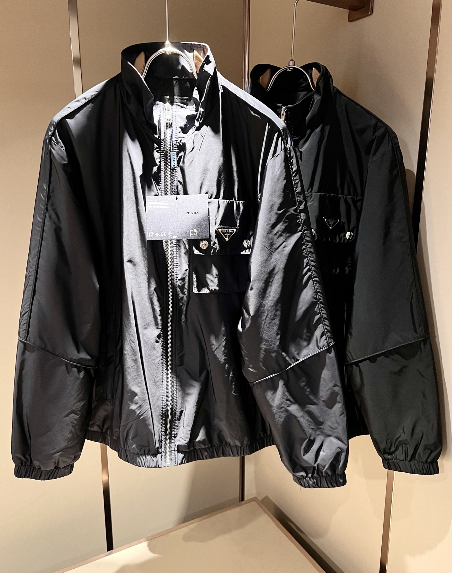 NO:518269,PRAD*A 2025 autumn and winter casual jacket, the latest fashionable casual zipper jacket, fashionable jacket! Trading company channels are rare and it is released on the official website. The most anticipated high-quality products of the male god are coming, making you feel what it means to be truly high and luxurious! This jacket is made of thin and technical fabrics specially customized by P home. The surface is neat and smooth and shiny, and the texture is obvious through the screen. The upper body is comfortable, light and not stuffy, giving you the most enjoyable wearing experience!  Exquisite logo pattern glue pressing design!  Perfectly enhance the overall sense of luxury and class, and you can get a high-end luxury atmosphere at a glance! Basic regular jacket style cut, versatile and simple upper body, not picky, easy to deal with various occasions and environments, is undoubtedly a must-have item for daily commuting! Size M~3XL, prada, jackets & coats, jackets & coats, alexander wang19860909PRAD*A普*达2025秋冬休闲夹克外套,最新时尚休闲拉链夹克,时尚夹克外套!贸易公司渠道稀出,同步官网发售,男神最为期待的精品狠货重磅来袭,让你感受到什么叫真正的高奢有内涵!此款夹克外套选用了P家专业定制的轻薄科技面料制成,表面整洁光滑且富有光泽,质感透过屏幕都显而易 见,上身舒适轻盈不闷热, 给你最为享受的穿着体验！精致logo图案压胶设计！完美提升了整体的奢华档次感,一眼就能Get到的高端奢华气息!基础常规的夹克版型裁剪,上身百搭简约不挑人,轻松应对各种场合与环境,属于日常通勤必备的臻品无疑!尺码M～3XL,,prada,jackets & coats,jackets & coats,alexander wang,Men's clothing