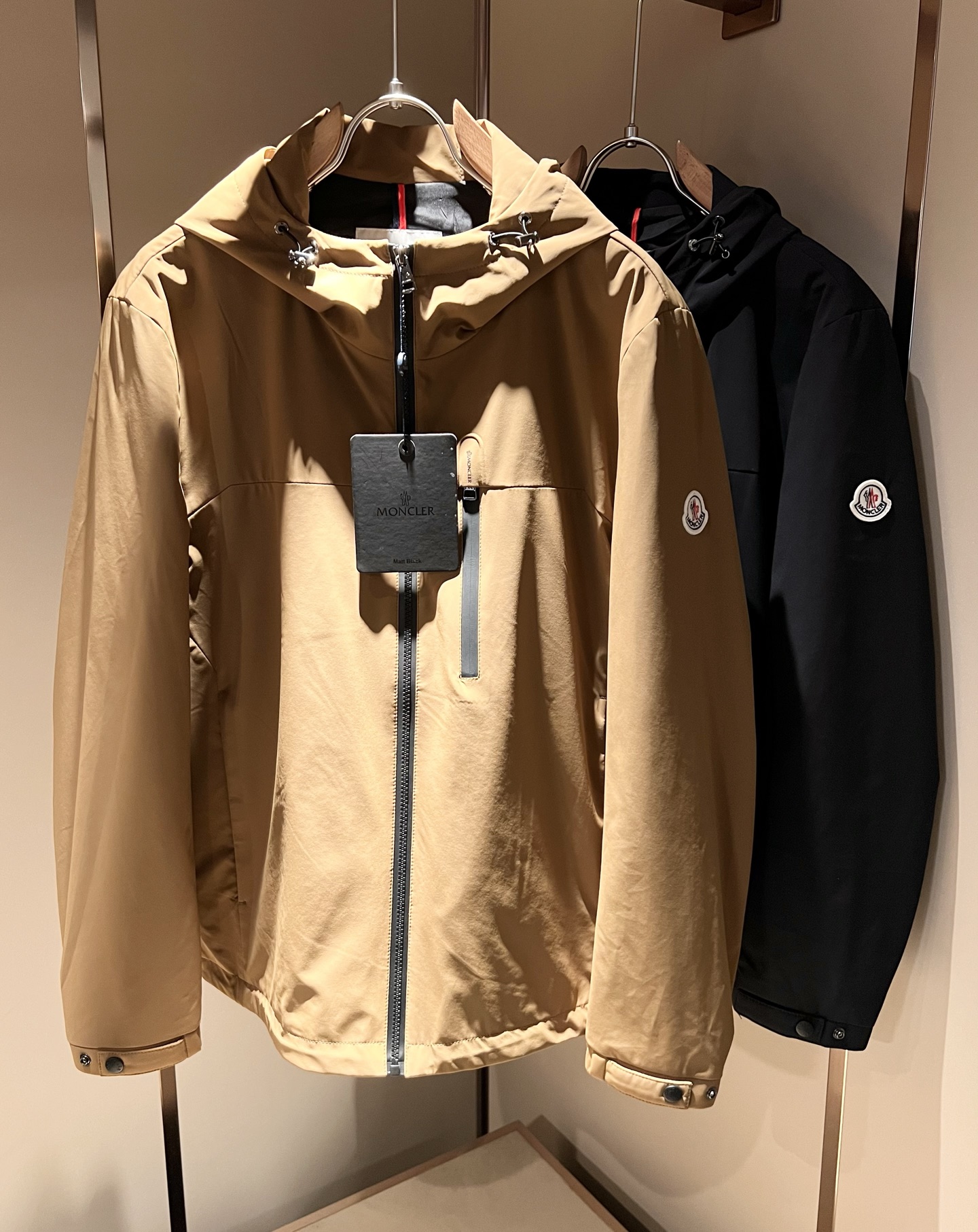 NO:516646,Monc*ler 2025 autumn and winter classic jacket, urban fashionable and casual style!  The fabric is super soft, cool and popular jacket. It is fashionable and urban versatile, breathable and fashionable and beautiful. The special fabrics are all polyester fiber fabrics imported from the UK. They are lightly shiny, unique texture, soft and smooth, and excellent details. They are not a product that ordinary fabrics can compare with. Logo badge design!  Very charming design, inner seam edging technology, customized original logo auxiliary material design!  The details are very in-depth. They give outdoor users full experience and perfect protection, allowing us to get closer to the challenges of nature. The minimalist seasonal design elements, the perfect slim fit style, highly recommended!  Size M-3XL, Jackets & coats, Jackets & coats, Alexander wang19860909Monc*ler蒙*口2025秋冬经典夹克外套,都市时尚休闲款！面料超软面料帅酷爆款夹克外套.时尚都市百搭款款,上身透气而且时尚靓丽,特供面料都是英国进口的聚酯纤维纤维面料,淡淡光泽,质感独特,手感柔嫩顺滑,细节出色 不是一般面料所能对比的产品.logo徽章设计！非常极具魅力的设计,内缝包边工艺,定制原版logo辅料设计！细节非常到位.给户外使用者充分的体验和完善的保护,让我们更接近大自然的挑战,极简当季的设计元素,完美修身版型,强烈推荐！尺码M-3XL,,jackets & coats,jackets & coats,alexander wang,Men's clothing