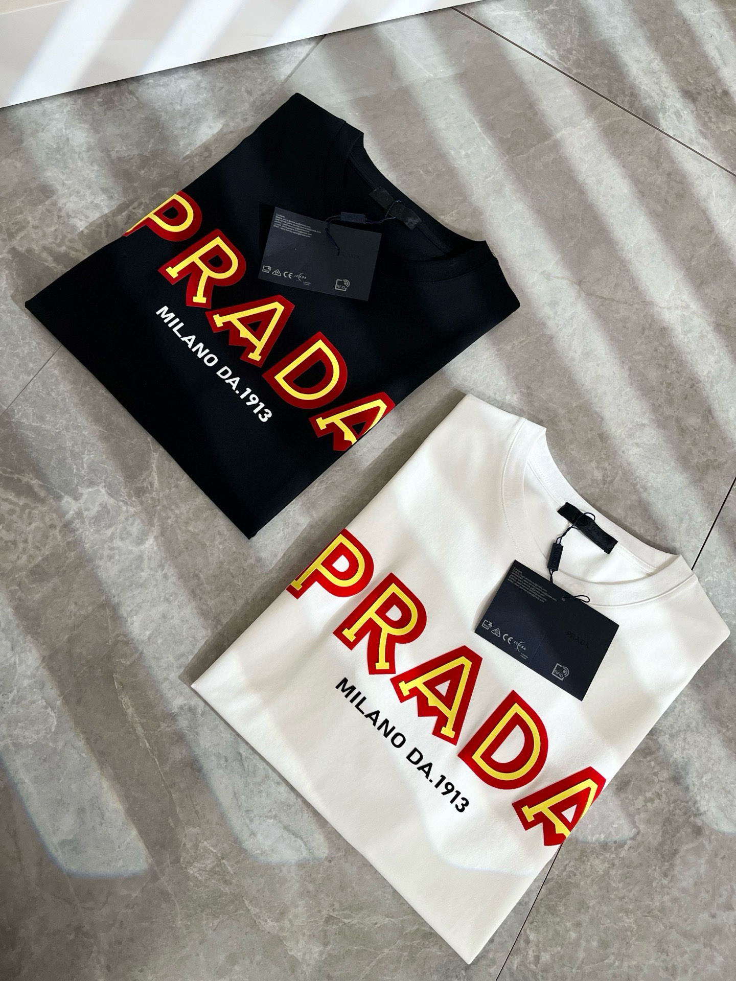 NO:520984,PRAD*A Pu*da spring and summer new short-sleeved T-shirt for men and women, the latest model is exclusively available on the entire network!  !  ~ It is classic and fashionable and versatile, who doesn’t like it? It will show the classic again. It is very pleasing to the eye and comes with a low luxury halo and recognition!  Pr*da's traditional brand concept and modern advanced technology are perfectly combined. Coupled with the extremely modern and simple design, the p-fabricated logo pattern design is exclusive to the p-fabricated logo!  Customized 100% imported pure cotton fabric!  The texture of this model is quite touching, the specifications and grades are known with tentacles. The degree of delicateness and breathability are top-notch!  Size M-3XL, prada, T-shirt,tees, t-shirt,alexander wang19860909PRAD*A普*达春夏新款男女同款短袖T恤,最新款全网独家首上！！~既经典有时尚百搭,谁不爱啊,将经典再次展现,非常的耐看,自带低奢光环与辨识度！Pr*da传统的品牌理念和现代化的先进技术进行了完美结合.加上极其现代摩登风范的简约设计,p家专属logo图案压绒设计！定制百分百进口纯棉面料！此款的质感相当感人 触手便知规格档次 细腻程度与透气效果堪称顶级！尺码M-3XL,,prada,T-shirt,tees，t-shirt,alexander wang,Men's clothing