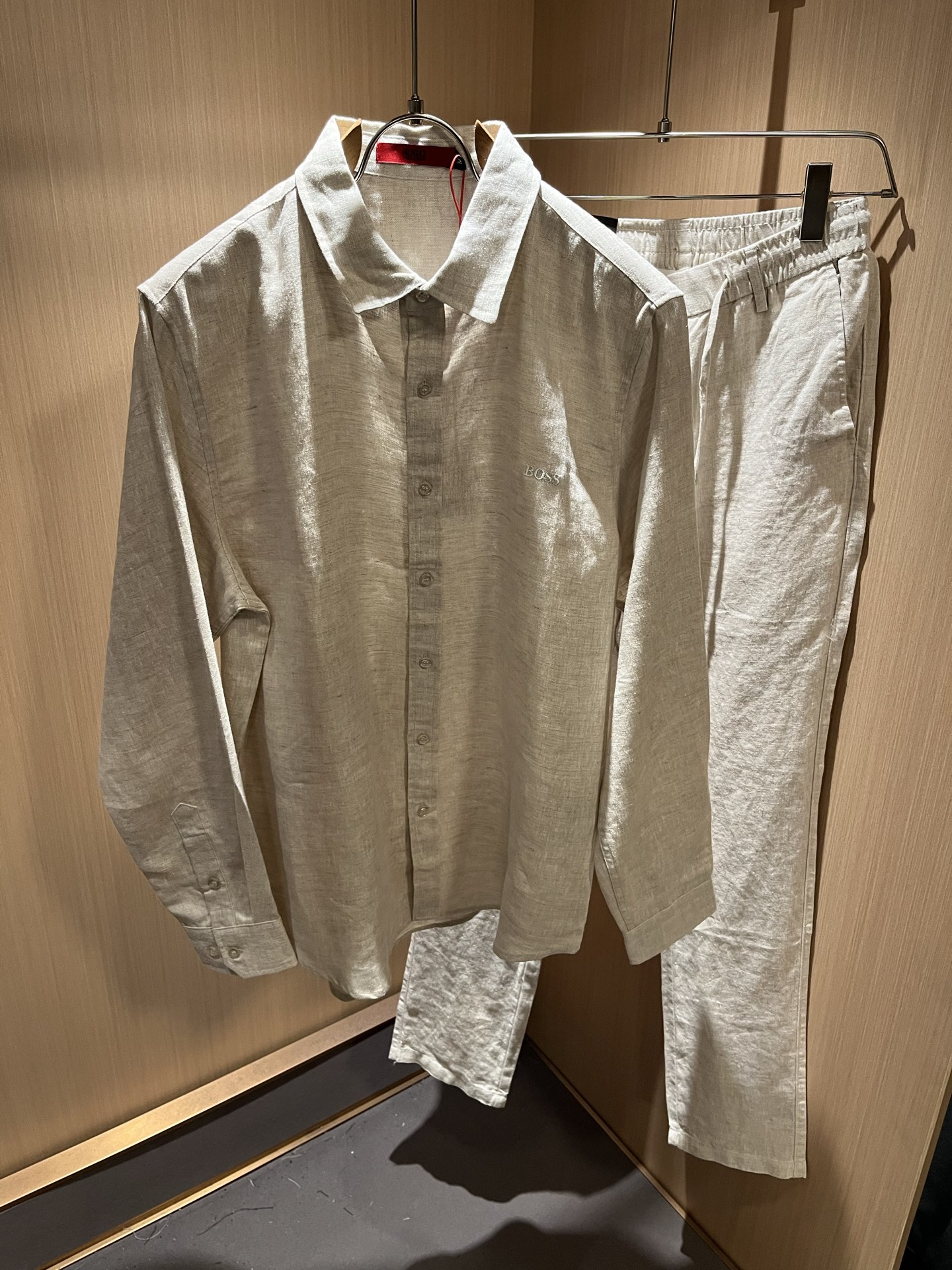 NO:520982,HUGO BOSS Hugo Boss new casual men's casual suit in autumn and winter, the latest fashionable casual body logo embroidery decoration!  Trading companies have sparse channels and are released on the official website at the same time. The most anticipated high-quality products are coming, with high-end customized linen material!  Let you feel what is truly high luxury and connotation! This model is made of professional custom linen fabric, with a neat and smooth surface and lustrous texture, which is obvious through the screen. It perfectly enhances the overall luxury and class, and can get a high-end luxury atmosphere at a glance! Basic regular style cutting, versatile and simple upper body, and is easy to deal with various occasions and environments. It is undoubtedly a must-have item for daily commuting! Size M-4XL, alexander wang19860909HUGO BOSS 雨果博斯 秋冬新款休闲男士休闲套装,最新时尚休闲衣身logo刺绣修饰！贸易公司渠道稀出,同步官网发售,男神最为期待的精品狠货重磅来袭,高端定制亚麻材质！让你感受到什么叫真正的高奢有内涵!此款选用了专业定制亚麻面料制成,表面整洁光滑且富有光泽,质感透过屏幕都显而易 完美提升了整体的奢华档次感,一眼就能Get到的高端奢华气息!基础常规的版型裁剪,上身百搭简约不挑人,轻松应对各种场合与环境,属于日常通勤必备的臻品无疑!尺码M-4XL,,alexander wang,Men's clothing