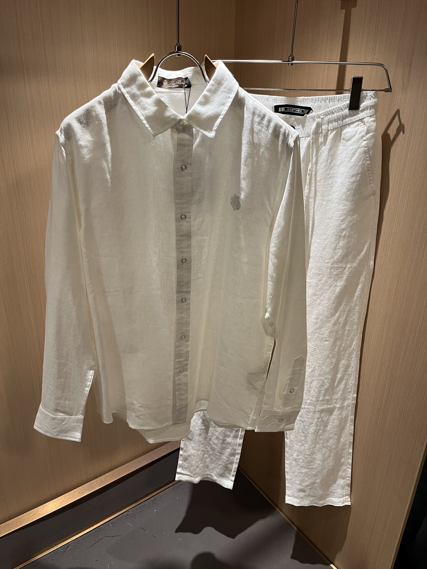 NO:520995,Loro Piana Nouyou Pianya autumn and winter men's suit, the latest trade orders and all the quality!  !  Internet celebrity style!  The upper body is comfortable and breathable, not stiff, and the overall three-dimensional feeling is rich. Quality export orders, customized exclusive linen fabric tailoring to meet the simple needs of commuters for dressing. The upper body is very effective, slim and not picky about the figure. The fabric workmanship... Improper, only good craftsmanship can make you feel good and tasteful. A must-have item for everyone!  Size M-4XL, loro piana, alexander wang19860909Loro Piana诺悠翩雅 秋冬男士套装,最新的贸易订单全品相！！网红款！上身舒适透气,不僵硬,整体有着丰富的立体感,品质出口订单,定制专属亚麻面料剪裁,满足通勤人们对于着装的简约需求,上身效果很好,显瘦,不挑剔身材.面料做工....无可挑剔,好工艺好面料才能穿出好品味一款,人手必备单品！尺码M-4XL,,loro piana,alexander wang,Men's clothing