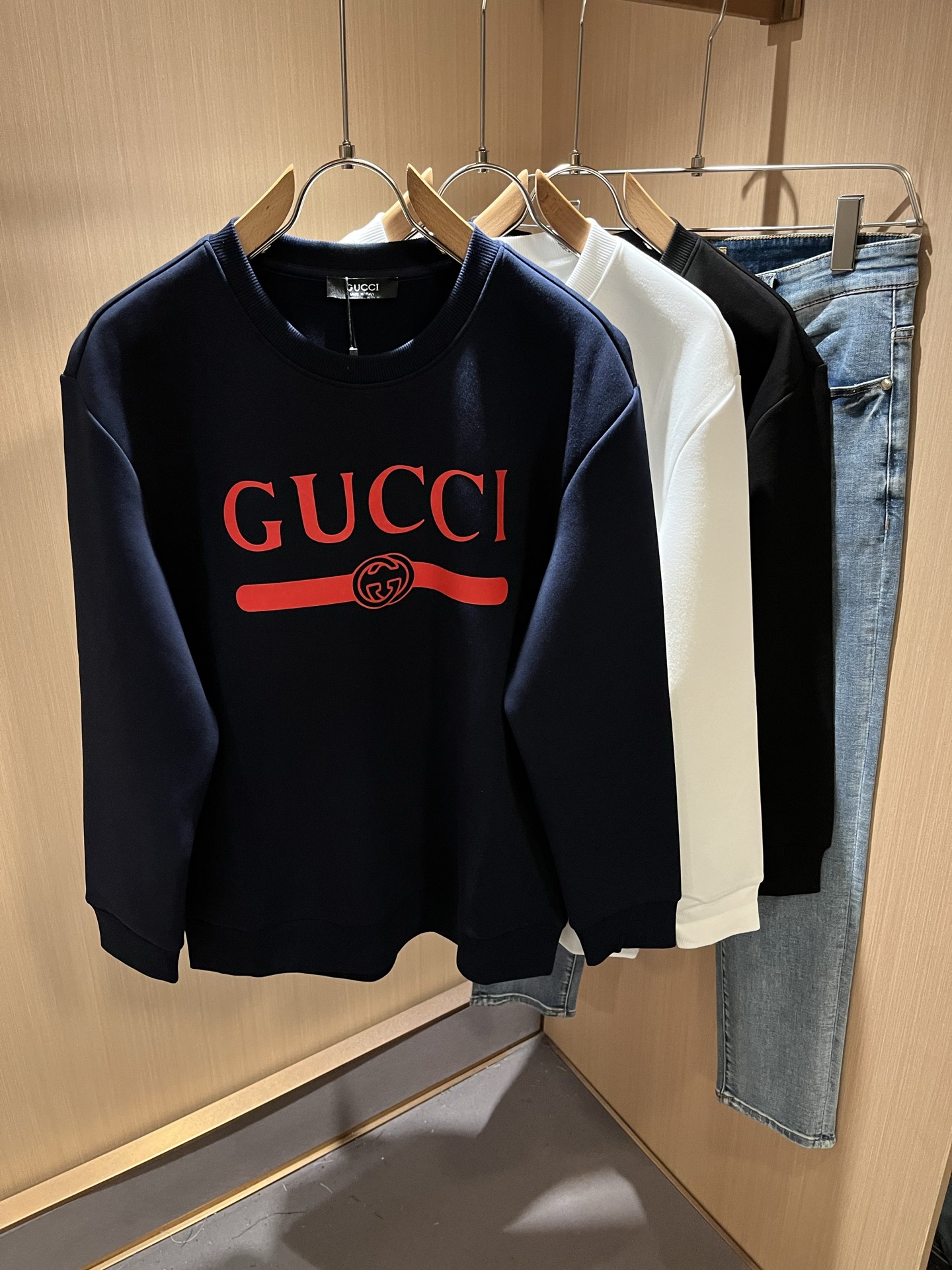 NO:518239,Gucc* Gujia 2025 Autumn and Winter latest series basic round neck sweatshirts for men and women, the same style for men and women!  Trading companies have sparse channels and are released on the official website at the same time!  New fashion elements design!  Print design for chest logo elements!  Injecting full vitality into the new series, this sweatshirt is carefully selected for imported cotton fabrics. The fabric feels skin-friendly and soft and delicate, and has an extremely comfortable and breathable wearing experience. The whole item is very eye-catching and fashionable, and is deeply loved by young people today!  The loose round neck cut is a neutral style regardless of age and gender, suitable for matching all the styles and looks you need in your daily life!  It is recommended to wear couple outfits to go out on the street to make it more pleasing to the eye!  Size: M-3XL, gucci, gucci, hoodie, sweatshirts, alexander wang19860909Gucc*古家2025秋冬最新系列基础圆领男女同款卫衣,男女同款！贸易公司渠道稀出,同步官网发售 ！ 新时尚元素设计！胸前logo元素印花设计！为全新系列注入满满活力,这款卫衣用心甄选客供进口棉面料制成,面料手感亲肤柔软细腻,拥有着无比舒适透气性的穿着体验,整件单品极具吸睛度与时尚感,深受当下年轻人的喜爱！基础宽松的圆领版型裁剪,不分年龄与性别的中性款式,适合搭配你日常所需的所有风格与造型！建议搭配情侣装出街会更为养眼出色！尺码:M-3XL,,gucci,gucci,hoodie,sweatshirts,alexander wang,Men's clothing