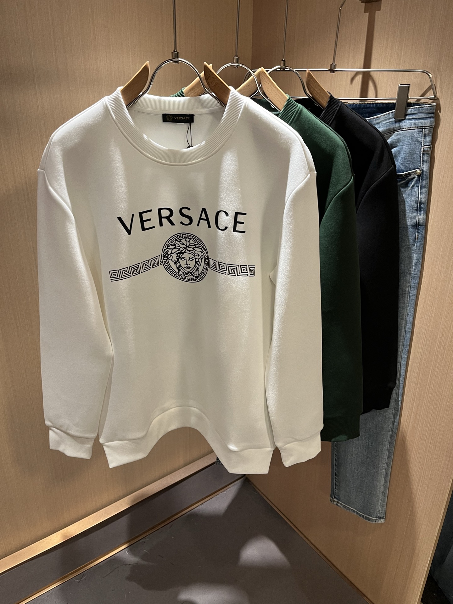 NO:566737,VERS*CE/Fan*zhe new autumn and winter original long-sleeved sweatshirt, VERS*CE/Fan*zhe trading company channel product value recommended sweatshirt, Medusa logo printed pattern design on the chest!  The decoration is extremely exquisite and has a strong three-dimensional sense. It can only be produced with advanced German equipment, highlighting the visually invincible shocking luxury. The craftsmanship is extremely high and the craftsmanship is very important!  The pure cotton fabric imported from customers has excellent skin-friendliness, the details are perfect and impeccable, the upper body effect is very good, very eye-catching, and the rate of return is undoubted. It is an excellent item to improve the vision in the wardrobe, whether it is worn inside or alone, it is very handsome. Sizes M-3XL, versace, hoodie, sweatshirts, alexander wang19860909VERS*CE/范*哲 秋冬新品原单长袖卫衣,VERS*CE/范*哲 贸易公司渠道 产品 值的推荐卫衣 ,胸前美杜莎logo印花图案设计！装饰极为精致立体感极强,唯有德国先进设备方能制作,凸显了视觉无敌的震撼奢华,工艺水准极高,非常重工匠心！客供进口纯棉面料,亲肤性绝佳,细节极致完美,无可挑剔,上身效果非常出色,非常招眼吸睛,回头率毋庸置疑,衣橱里改良视觉的绝佳单品,无论内搭还是单穿都爆帅十足.尺码M-3XL,,versace,hoodie,sweatshirts,alexander wang,Men's clothing