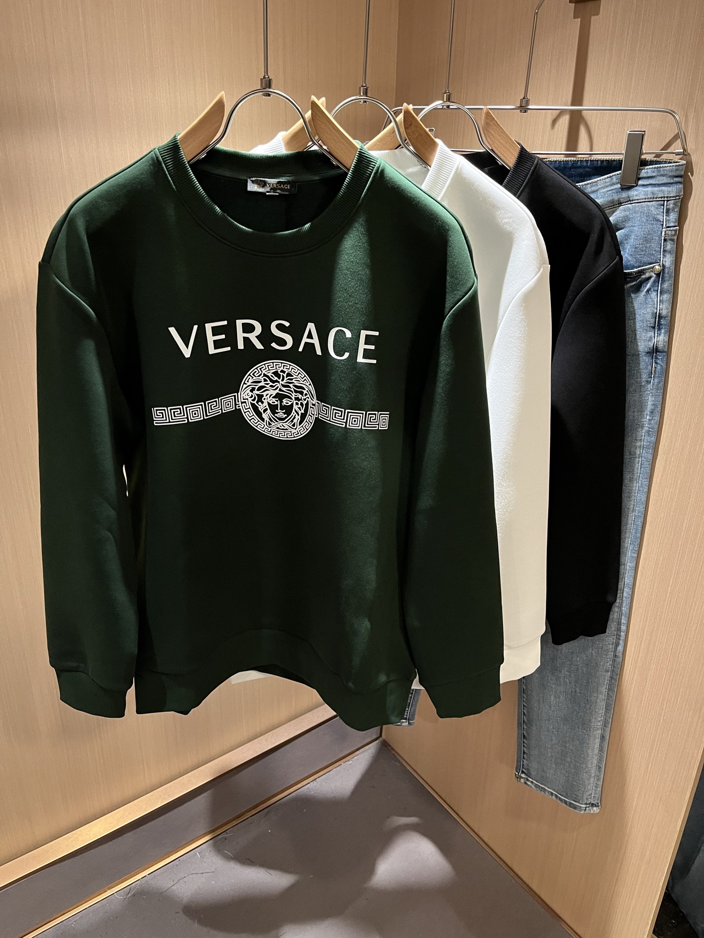 NO:518248,VERS*CE/Fan*zhe 2025 autumn and winter new original single long-sleeved sweatshirt, VERS*CE/Fan*zhe Trading company channel Product value recommended sweatshirt, Medusa logo print pattern design on chest!  The decoration is extremely exquisite and three-dimensional, and only advanced German equipment can produce it, highlighting the invincible visual luxury, with extremely high craftsmanship and very important craftsmanship!  Customer-supplied imported pure cotton fabrics, excellent skin-friendly, extremely perfect details, impeccable, excellent upper body effect, very eye-catching, unquestionable, excellent return rate, excellent items in the wardrobe that improves vision, are very handsome, whether worn inside or alone. Size M-3XL, versace, hoodie, sweatshirts, alexander wang19860909VERS*CE/范*哲 2025秋冬新品原单长袖卫衣,VERS*CE/范*哲 贸易公司渠道 产品 值的推荐卫衣 ,胸前美杜莎logo印花图案设计！装饰极为精致立体感极强,唯有德国先进设备方能制作,凸显了视觉无敌的震撼奢华,工艺水准极高,非常重工匠心！客供进口纯棉面料,亲肤性绝佳,细节极致完美,无可挑剔,上身效果非常出色,非常招眼吸睛,回头率毋庸置疑,衣橱里改良视觉的绝佳单品,无论内搭还是单穿都爆帅十足.尺码M-3XL,,versace,hoodie,sweatshirts,alexander wang,Men's clothing