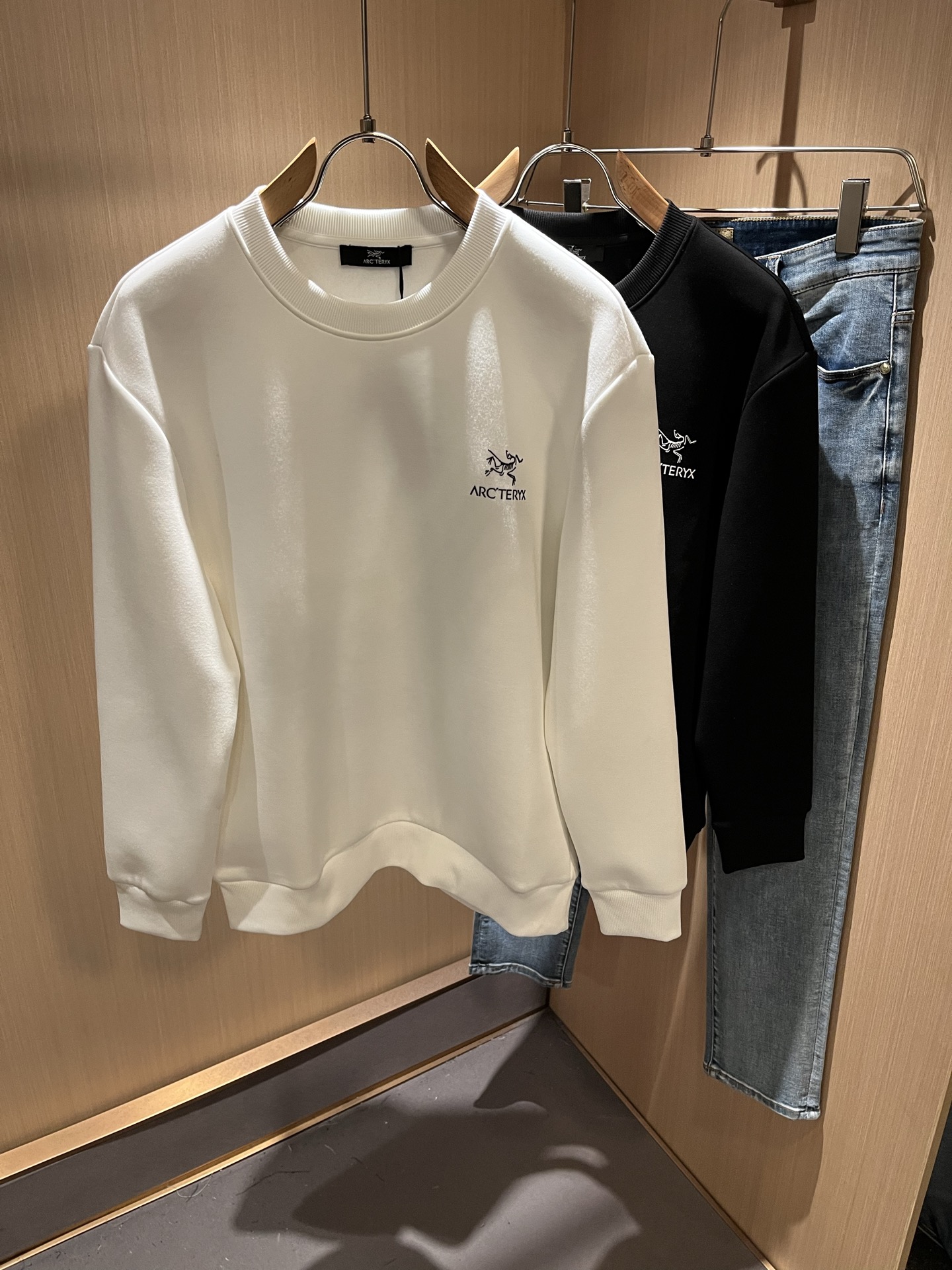 NO:519649,ARCTER*X Original Archaeological Bird 2025 autumn and winter new casual sweatshirts for men and women. The first thing that everyone thinks of outdoor brands is Canadian goose and Archaeological Bird. It gives people a feeling of trying out the label!  In addition to being quite accomplished in style design, the most obvious or most expert should be to have deeper and unique insights and attainments in fabrics. Through continuous structural research and problem-solving, and characterized by unique research on fabrics, these alone are enough to support it to become the first new logo brand image in the clothing manufacturing industry. This model is made of pure cotton!  The fabric after the seiko blend of pure cotton has a smooth and soft feel, and it has both natural beauty and comfort. The large body style is cut cleanly and cleanly, and the fabric shows a different hazy structural beauty. It is made of exclusive mold customization, and the fabric and its skills test the workers, can be smooth and smooth without wrinkles!  Embroidery design on chest logo pattern!  It really tests the handmade work of every master!  It makes the whole clean and neat, without leaving any thread. Now men who pursue life are more refined in life!  Size M-3XL, arc'teryx, hoodie, sweatshirts, alexander wang19860909ARCTER*X始*祖鸟 2025秋冬新款男女同款休闲卫衣,户外品牌可能大家第一想到的就是加拿大鹅、始祖鸟.给人一种标签试的感觉！除了在款式设计上颇有造诣之外,最明显或者说最为拿手的,应该就是在面料上的拥有更深独特见解跟造诣了.通过不断地结构研究和问题处理,在以面料独特研究为特征,仅凭这些就已经足以支撑其成为服装制造行业中,首屈可数的新标志品牌形象.此款采用纯棉材质！通过精工混纺纯棉之后的面料,手感细滑柔软,同时兼具自然美感跟舒适度.大身上版型裁剪简洁干净,面料上显现出了不一样朦胧的结构性美感来.独家开模定制而成,面料及其考验工人的技术,能做到平整服帖又不起皱！胸前logo图案刺绣设计！真的是很考验每位师傅的手工制作！使得整体干净利索,不留一丝线头.现在对于生活有所追求的男性也在生活中更为精致！尺码M-3XL,arc'teryx,hoodie,sweatshirts,alexander wang,Men's clothing