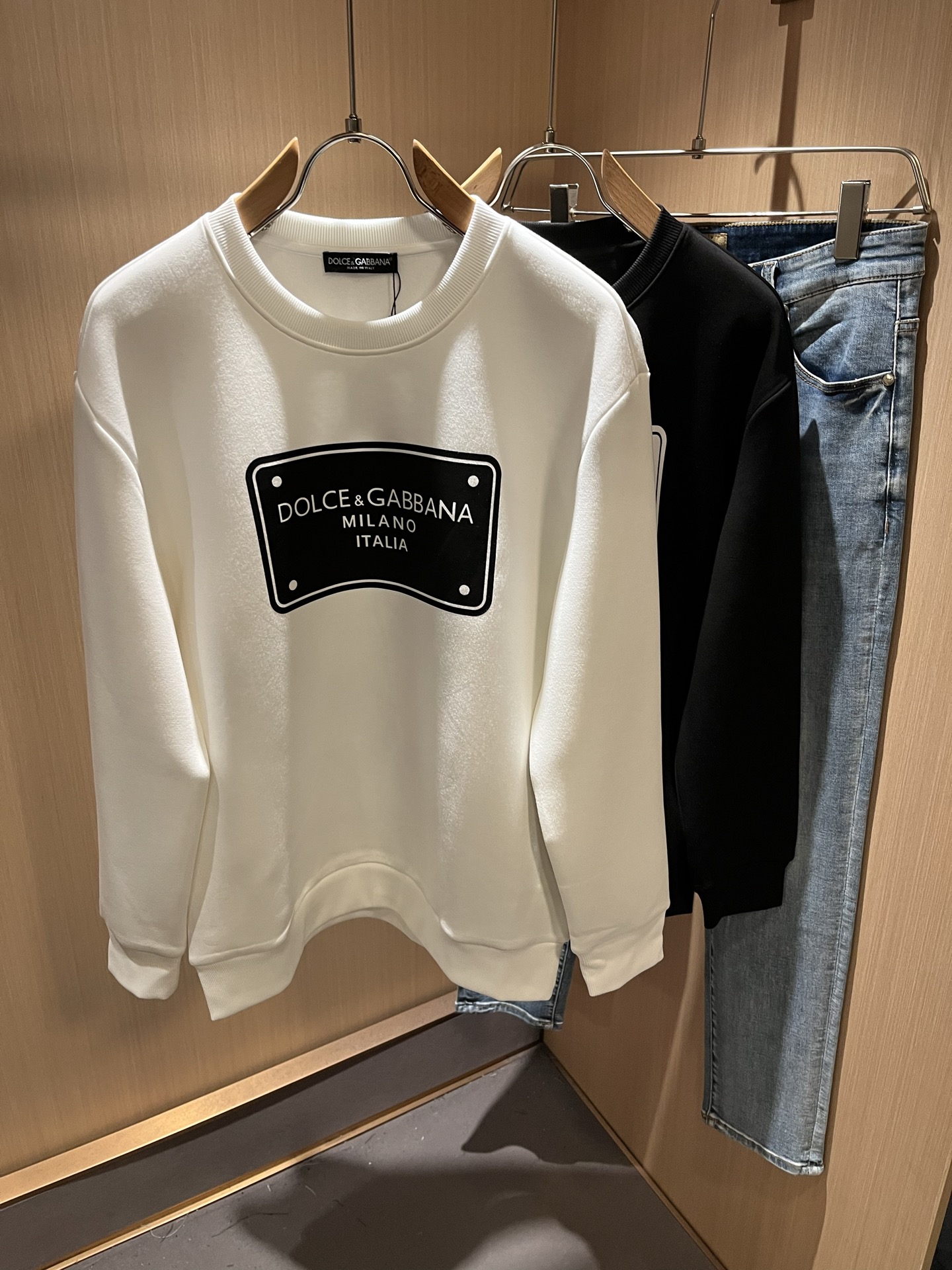 NO:518251,Dolce&Gabba*a 2025 autumn and winter new men's and women's sweatshirts are available at the same time in the counter!  Customized exclusive pure cotton fabric, with offset printing technology design on the chest letter logo!  Simple and generous, calm and versatile, extremely high-end, perfectly integrated with fashion and style, a top fashionable style that perfectly suits the outside wear!  The overall feeling is natural!  The ultimate classic versatile short-sleeved T-shirt uses the latest three-dimensional logo elements to highlight the concave and convex texture!  The ultimate perfection of heavy industry!  Fans who pursue high quality are please buy them by themselves, and all fans who know the goods are invited to appreciate this model together!  !  Size M-3XL, Dolce & Gabbana, Dolce & Gabbana, hoodie, sweatshirts, T-shirt, tees, t-shirt, alexander wang19860909Dolce&Gabba*a 杜嘉*纳2025秋冬新款男女同款卫衣,专柜同步发售！定制专属纯棉面料,胸前字母logo压胶印花工艺设计！简约大方,从容百搭,档次极高,完美融入时尚还有风情感一款完美符合外穿的顶尖时髦气质款！整体给人浑然天成的感觉！极致经典的百搭型短袖T恤,采用最新的立体logo元素凸显凹凸质感！极致的重工极致的完美！追求高品质的粉丝们请自行抢购,诚邀所有识货的粉丝一同鉴赏此款！！尺码M-3XL,,Dolce&Gabbana,Dolce&Gabbana,hoodie,sweatshirts,T-shirt,tees，t-shirt,alexander wang,Men's clothing