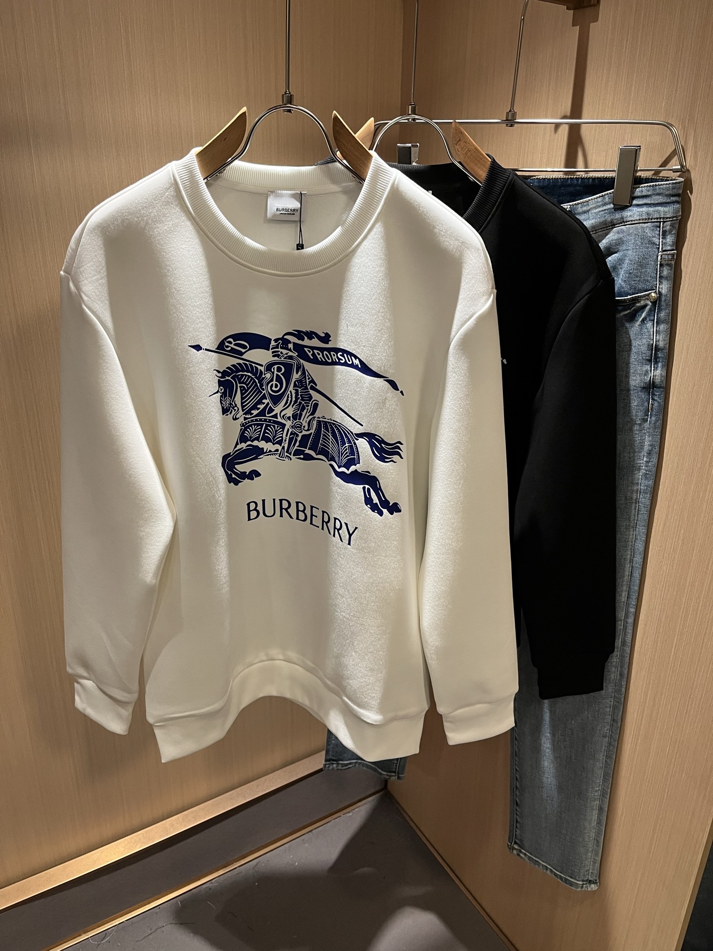 NO:518264,BURBER*Y Ba*li 2025 autumn and winter new style for men and women, basic casual and versatile cotton round neck sweatshirt, same style for men and women!  Trading companies have sparse channels and are released on the official website at the same time!  Logo printing design for clothes!  It has a refreshing and clean feeling!  This T-shirt is made of imported pure cotton. The materials used by B are still unscrupulous. It has a thin, soft and delicate feel, skin-friendly and breathable, giving you the most ultimate and comfortable wearing experience!  Perfectly blended with the fabric, without glue texture!  Basic regular style cutting, perfect for daily casual wear, so hurry up and buy it!  Size S-XL, Burberry, hoodie, sweatshirts, tees, t-shirt, alexander wang19860909BURBER*Y巴*莉 2025秋冬新款男女同款基础休闲百搭棉质圆领卫衣,男女同款卫衣！贸易公司渠道稀出,同步官网发售！衣身logo印花设计！带有一种清爽又干净的感觉！此款T恤衫甄选客供进口纯棉材质制作而成,B家的用料上依然是无法挑剔的,轻薄柔软细腻的手感,亲肤透气、给你最极致舒爽的穿着体验！与面料完美融合为一体,没有胶质感！基础常规的版型裁剪,日常休闲着穿的完美之选,还不赶紧入手！尺码S-XL,,burberry,hoodie,sweatshirts,tees，t-shirt,alexander wang,Men's clothing