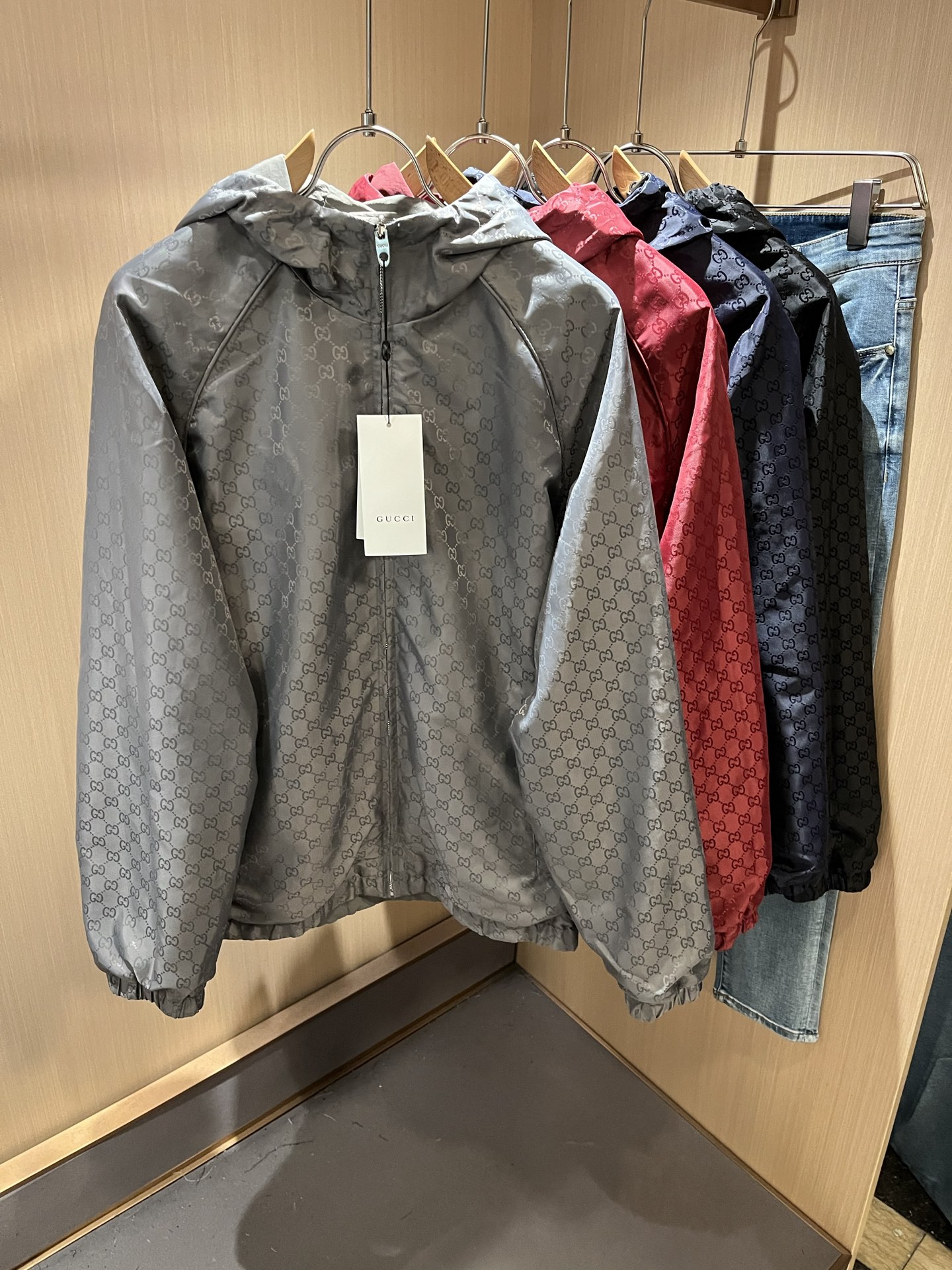 NO:520991,Gucc* Gu home double sided jacket!  The latest series in autumn and winter!  The same jackets for men and women are available in trading companies, and they are sold on the official website at the same time!  New fashion elements design!  Chest logo pattern logo design!  Injecting full vitality into the new series, we selected customers to supply imported polyester fiber fabrics. The fabric feels skin-friendly, soft and delicate, and has an extremely comfortable and breathable wearing experience. The whole item is very eye-catching and fashionable, and is deeply loved by young people today!  The loose round neck cut is a neutral style regardless of age and gender, suitable for matching all the styles and looks you need in your daily life!  It is recommended to wear couple outfits to go out on the street to make it more pleasing to the eye!  Size: M-3XL, gucci, gucci, jackets & coats, jackets & coats, alexander wang19860909Gucc*古家 双面夹克！秋冬最新系列！男女同款夹克外套,贸易公司渠道稀出,同步官网发售 ！ 新时尚元素设计！胸前标志图案logo设计！为全新系列注入满满活力,选客供进口聚酯纤维面料制成,面料手感亲肤柔软细腻,拥有着无比舒适透气性的穿着体验,整件单品极具吸睛度与时尚感,深受当下年轻人的喜爱！基础宽松的圆领版型裁剪,不分年龄与性别的中性款式,适合搭配你日常所需的所有风格与造型！建议搭配情侣装出街会更为养眼出色！尺码:M-3XL,,gucci,gucci,jackets & coats,jackets & coats,alexander wang,Men's clothing