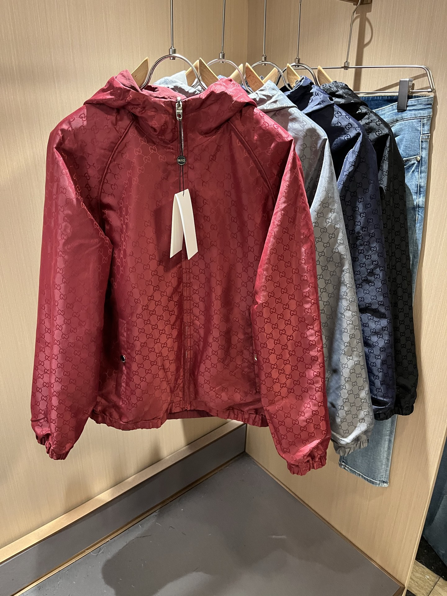 NO:518237,Gucc* Gu home double sided jacket!  The latest series of autumn and winter 2025!  The same jackets for men and women are available in trading companies, and they are sold on the official website at the same time!  New fashion elements design!  Chest logo pattern logo design!  Injecting full vitality into the new series, we selected customers to supply imported polyester fiber fabrics. The fabric feels skin-friendly, soft and delicate, and has an extremely comfortable and breathable wearing experience. The whole item is very eye-catching and fashionable, and is deeply loved by young people today!  The loose round neck cut is a neutral style regardless of age and gender, suitable for matching all the styles and looks you need in your daily life!  It is recommended to wear couple outfits to go out on the street to make it more pleasing to the eye!  Size: M-3XL, gucci, gucci, jackets & coats, jackets & coats, alexander wang19860909Gucc*古家 双面夹克！2025秋冬最新系列！男女同款夹克外套,贸易公司渠道稀出,同步官网发售 ！ 新时尚元素设计！胸前标志图案logo设计！为全新系列注入满满活力,选客供进口聚酯纤维面料制成,面料手感亲肤柔软细腻,拥有着无比舒适透气性的穿着体验,整件单品极具吸睛度与时尚感,深受当下年轻人的喜爱！基础宽松的圆领版型裁剪,不分年龄与性别的中性款式,适合搭配你日常所需的所有风格与造型！建议搭配情侣装出街会更为养眼出色！尺码:M-3XL,,gucci,gucci,jackets & coats,jackets & coats,alexander wang,Men's clothing