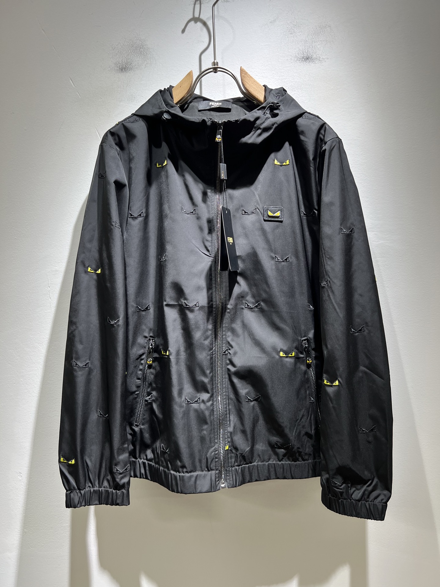 NO:516671,FEN*I 2025 autumn and winter new jacket jacket, original Italian orders, popular FD family items, representative and full of specifications, boutiques that all FD fans are worth buying!  Pure Yidian channel orders, high-end popular products from the FD family, and very popular items at the moment, high-end products worth keeping and giving away to others!  The most classic BUGS series of styles in the FD family are trendy and beautiful, full of trendy atmosphere, extremely high grade and specifications, and use very classic combinations, giving people a strong visual impact and extremely high recognition. Top-quality exclusive polyester fiber fabric, panoramic embroidery logo pattern design!  The touch is soft, delicate and comfortable, and the quality is quite high-end and classy!  Perfectly interprets the charm of the brand and leaves a deep impression. It is more fashionable and charming. It has simple, elegant and fashionable upper body, and is even more stressful for outfits!  The inner wear alone is very delicious and beautiful scenery that cannot be ignored!  Size M-3 XL, fendi,dior,jackets & coats,jackets & coats,alexander wang19860909FEN*I 芬*迪 2025秋冬新款夹克外套,意大利原厂订单,FD家族人气单品,代表性十足,规格感十足的精品,所有FD粉丝都值得抢购的精品！纯正意代渠道订单,FD家族的高奢人气爆款产物,当下十分火爆的单品,值得自留和送人的高端货！FD家族最为经典的BUGS系列款式单品,新潮又好看,潮流气息感十足,档次规格感极高,并且采用十分经典的搭配,给人的视觉冲击感相当强烈,有着极高的辨识度,顶级专属聚酯纤维面料,全景刺绣logo图案设计！触感柔软细腻舒适,品相相当高级有档次！完美诠释品牌魅力,给人留下深刻印象.更具时尚与韵味,上身简约大方时尚,对于穿搭更是毫无压力！单穿内搭都极有味道,不可忽视的靓丽风景线！ 尺码M-3 XL,,fendi,dior,jackets & coats,jackets & coats,alexander wang,Men's clothing