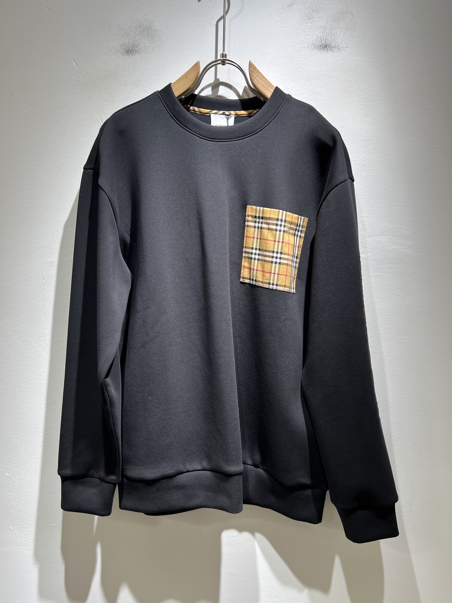 NO:523046,LOE*WE Luo*We 2025 autumn and winter men and women's same long-sleeved sweatshirt, original Italian order channel, very unique and high-end trendy style, logo embroidery design!  Couple custom original air cotton sweatshirt!  !  The latest fashion trends and popular products are here, and it is another simple and high-end fashion item. It is a fashion product with very high-end outfit charm. It is a must-have item for fashion trends!  Original Italian manufacturer channels, special-level orders, and released at the same time as Hong Kong, Macao and Taiwan buyers. This model is also the latest popular product of Luo Yiweijia this year and the most classic product. Its specifications and grades are beyond doubt!  !  The choice is very diverse, and it can be said that this model naturally has a fresh and natural feeling, showing the brand charm and high-end feeling. The texture of this model is very good, and the heavy weight and brilliant skin-friendliness that can be seen with hands are even better, and it is a complete enjoyment of wearing!  !  Size: S-XL, loewe, loewe, hoodie, sweatshirts, alexander wang19860909LOE*WE罗*威 2025秋冬男女同款长袖卫衣,意大利原厂订单渠道,极具个性高级潮风,标志logo刺绣设计！情侣款定制原版空气棉卫衣！！最新时尚潮流人气产物驾到,又是一款简约高级的时尚单品,穿搭魅力十分高级不俗的时尚产物 ,时尚潮流必备单品！意大利原厂渠道,特供级别订单,同步港澳台买手店发布,此款也是罗意威家今年的最新人气产物,也是最经典的产物,其规格跟档次更是毋庸置疑！！ 选择极具多样化,言而喻此款自然具备那种清新自然的感觉,彰显品牌魅力与高级感,此款的质感十分的到位,用手可以感知的重磅跟出彩亲肤程度更是上佳,十足的穿着享受！！尺码:S-XL,,loewe,loewe,hoodie,sweatshirts,alexander wang,Men's clothing