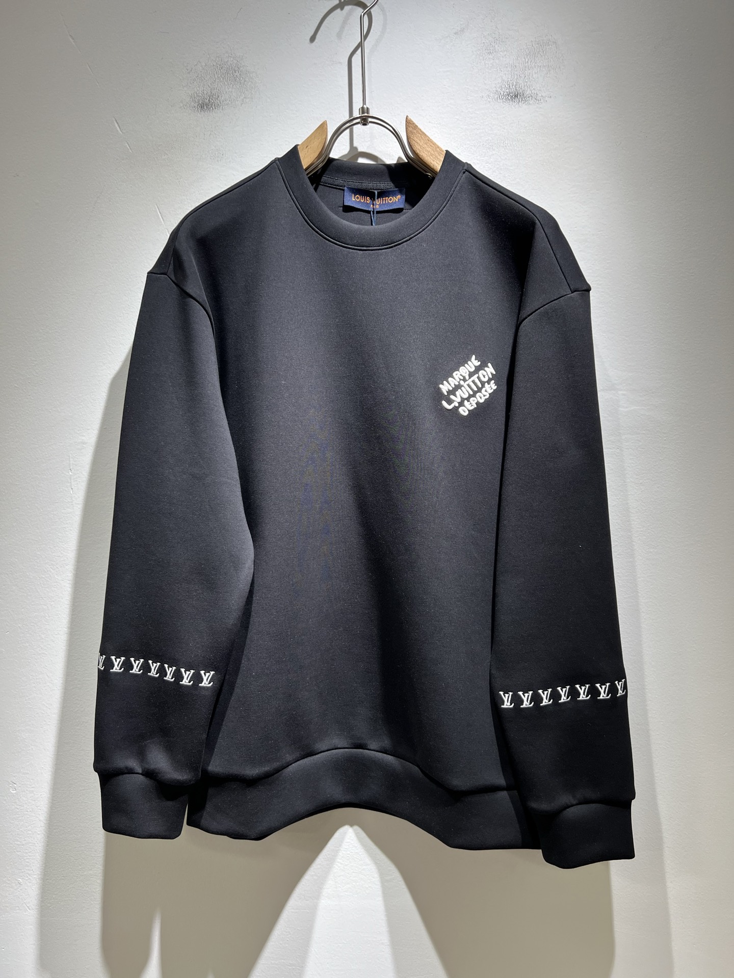 NO:516659,LouisVuitt*Louis*Deng The new series of autumn and winter products in 2025 are launched, a very fashionable and avant-garde long-sleeved sweatshirt for men and women, with logo embroidery pattern design on the chest!  Different from the past, it declares the design concept that has been passed down for many years in the brand!  Its eye-catchingness is no less than any classic style, perfectly presenting the fashionable, high-end and luxurious feeling in front of the world!  Made of imported cotton materials, selected high-quality pure cotton fabrics, soft and soft to the touch, the real thing is definitely beyond your imagination, and it has been used to the extreme!  Size S-XL, louis vuitton,louis vuitton,hoodie,sweatshirts,alexander wang19860909LouisVuitt*路易*登 2025秋冬全新系列单品上线,非常时髦前卫的一款男女同款长袖卫衣,胸前标识logo刺绣图案设计！区别于以往的不同,宣示品牌传承多年的设计理念！其吸睛度完全不亚于任何经典款式,将时髦高级感与奢华感完美呈现在世人眼前！客供进口全棉材质制成,精选优质纯棉面料,触感软糯亲肤细腻,实物到手绝对超乎你的想象,发挥到了极致！尺码S-XL,,louis vuitton,louis vuitton,hoodie,sweatshirts,alexander wang,Men's clothing