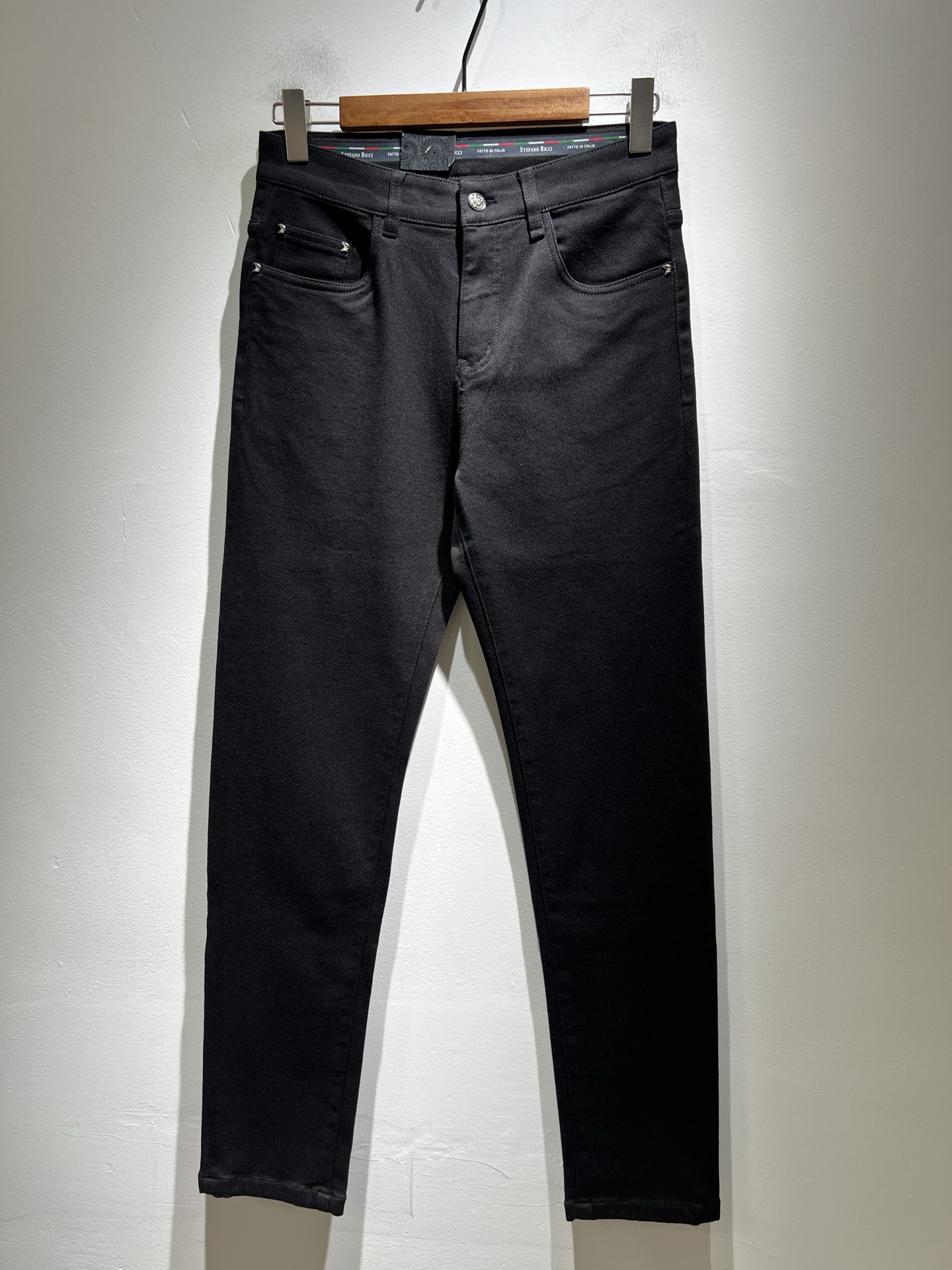 NO:516656,STEFANO RIC*I/Stephen Nicht 2025 spring and summer men's original single casual jeans, heavy recommendation!  Quality 'Niu Beer' This model uses original exclusive fabric!  The craftsmanship is top-notch, and the design of Eagle Head logo hardware decoration!  The three-dimensional sense is extremely stunning and stunning. The pattern is presented by the iconic brand pattern. It has a very distinctive and high-end and fashionable look, which strongly demonstrates the identity!  In addition, it has a lot of cotton feel, both comfort and breathability, extremely delicate touch, and excellent skin-friendly!  The details are perfect, with all kinds of exquisite and exquisite, with a strong sense of styling, full of upper body styles, and belongs to the unique type on the market!  Size 29-40, jeans,alexander wang19860909STEFANO RIC*I/史蒂芬.尼治 2025春夏男士原单休闲牛仔裤,重磅推荐！品质“牛啤” 此款所运用原版专属面料！还是工艺都堪称顶尖,设计鹰头logo五金修饰！立体感极强,视觉极其惊艳震撼,图案由标志性的品牌图案呈现,辨识度非常鲜明且高级时髦,有力彰显身份！此外棉感十足,舒适性与透气性兼备,触感极为细腻,亲肤性绝佳！细节完美如斯,各种精湛考究 造型感极强,上身型款十足,属于市面独一无二的类型！尺码29-40,,jeans,alexander wang,Men's clothing