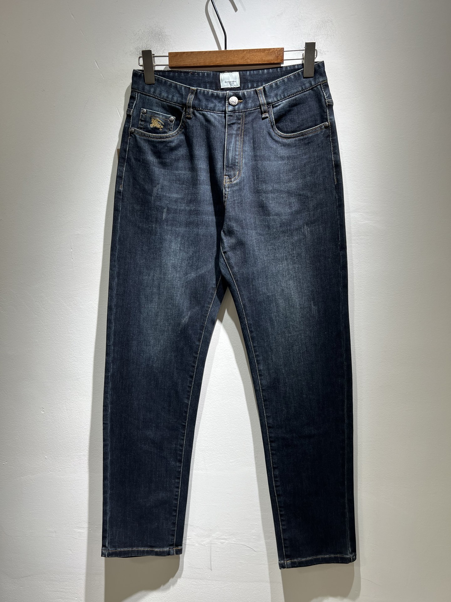 NO:516653,BURBER*Y Ba*li Spring and Summer 2025 New high-end casual and versatile jeans for men!  For BUR fans, such a grand classic design is enough to plant grass at a glance. It is the most handsome series among all BUR jeans this year. I only need to take a look and know that this will definitely be a hit product that has caused a sensation, and it is popular on the Internet. The classic slim three-dimensional tailoring style is equipped with the latest logo pattern waist brand craft design!  Very representative waist brand modification!  It simply and easily demonstrates the charm of the brand, and naturally presents specifications, grades, fashion and trendy effects. It matches the performance to easily create a high-end and high-end effect!  The top imported Japanese washing cowboy is made of cotton, and it is comfortable and breathable, and has a natural drape, which is suitable for all year round outfits!  !  This jeans are made of three-dimensional cut and straight-fitting style. The magic and practical wearability of the single match are understandable. Whether you are wearing daily clothes or appearing on the high street, it is the best choice. It is super charming!  It also demonstrates the authentic BUR original flavor, and it also perfectly shows its specifications and rank!  Obviously, this is a big and powerful product that you must collect. Whether you are a fan of BUR or not, you must collect this product and highly recommend it!  Size 29-40, Burberry, jeans, alexander wang19860909BURBER*Y巴*莉 2025春夏 新品男士高端休闲百搭牛仔裤！对于BUR粉丝来说,这样大气的经典设计足矣一眼种草,是今年BUR所有牛仔裤当中最帅的一个系列,我只需要看一眼就知道,这绝对会是一个引起轰动的爆款,而且全网风靡,经典的修身立体剪裁版型打造,配置了最新的logo图案腰牌工艺设计！极具代表性腰牌修饰！简单轻松的彰显出品牌魅力所在,自然而然的呈现规格,档次,时髦以及新潮效果,搭配性能满分,轻松穿出高级感与高端效果！顶级的进口日本洗水牛仔棉质打造,并舒适透气感满分,且垂感自然,适合一年四季的穿搭所需！！此款牛仔裤采用了立体裁剪小直筒版型打造,其单配魔力与实穿性是无可厚非的,不管你是日常穿搭还是高街出镜都是不二之选,超具魅力！更是彰显了地地道道的的BUR原味,同时也是完美的展现了其规格和段位所在！很显然,这是一款绝对要收的重磅好货,不管你是不是BUR的粉丝,此款你都必须要收,极力推荐的好货！尺码29-40,,burberry,jeans,alexander wang,Men's clothing