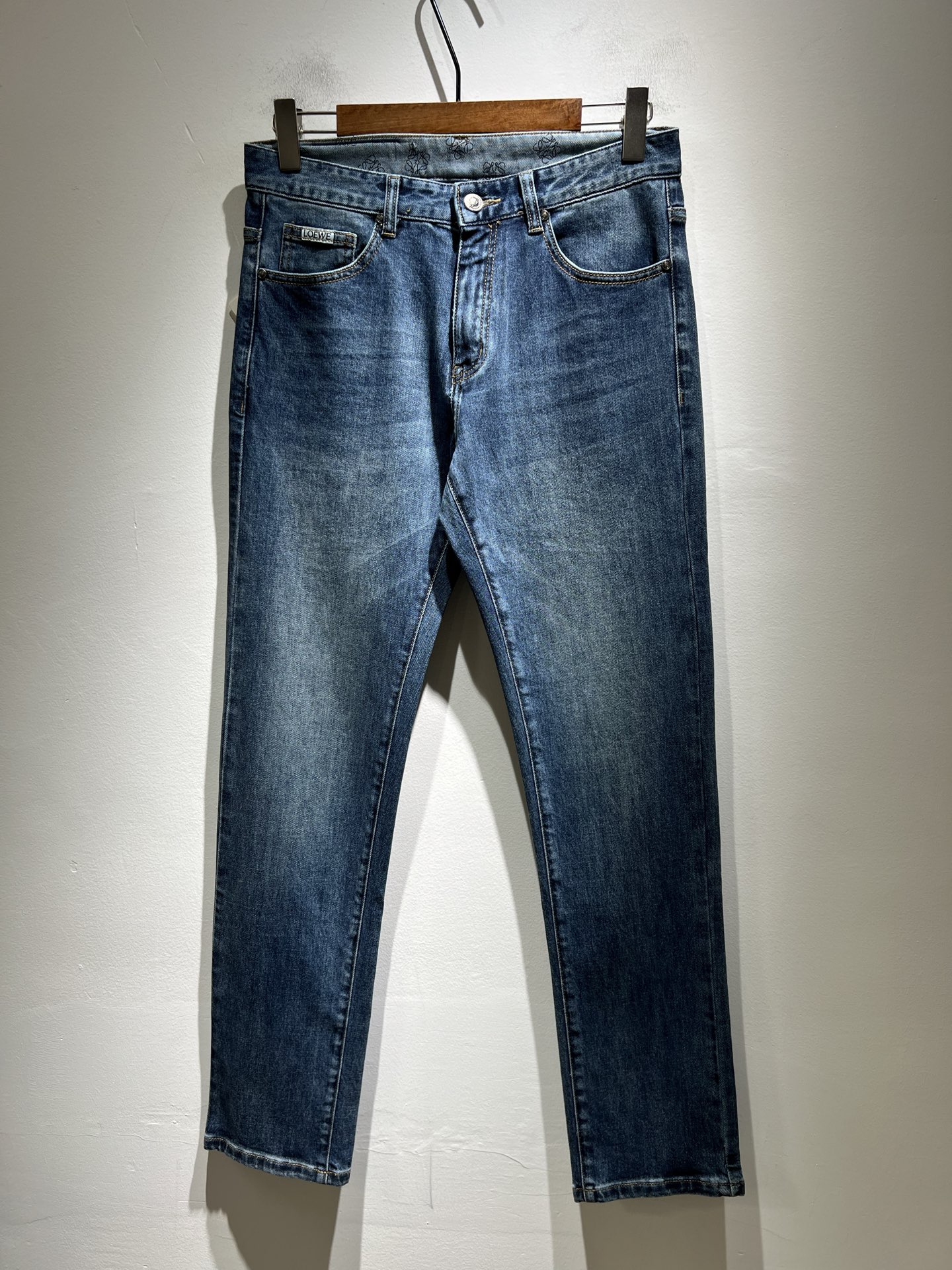 NO:516650,LO*WE/Luo*We 2025 spring and summer new men's fashion high-end casual pants, Hong Kong foreign business channel products, original Japanese products, pure blood quality, perfectly continues the essence and genes of LOE*'s home. From the main fabric to the detailed craftsmanship, all show the ingenuity of quality, use multiple brand elements to interpret, and choose precious cowhide material to build a logo waist brand leather design!  Identity manifestation that belongs to the soul!  Customer-supplied high-end imported pure cotton fabrics, very high-end and fashionable detailed craftsmanship, red ear cloth is completed by a specific antique loom. This element represents the identity and rank of jeans, which is very worthy of careful appreciation!  In terms of matching, it is invincible and explains the versatility in place, with ingenious details and exquisite accessories. The auxiliary materials are all provided by foreign merchants. They are tailored and slim, and the upper body is lifted with an excellent effect. They are a styling item that is hard to come by!  Size 30 -40, loewe, jeans, cowhide, alexander wang19860909LO*WE/罗*威2025春夏新品男士时装款高端休闲裤,香港洋行渠道货,日本原厂出品,纯血统品质,完美延续了LOE*家的精髓与基因,从主体面料到细节工艺,无不彰显出品质的匠心所在,运用多个品牌元素标识来诠释,选取矜贵的牛皮材质构建logo腰牌皮革设计！属于灵魂式的身份彰显！客供高级进口的纯棉面料,非常高级且时髦的细节工艺,赤耳布是由特定古董织布机完成,此元素代表着牛仔裤的身份及段位,非常值得细品悦人！在搭配上所向无敌,把百搭阐释到位,细节匠心考究,辅料皆为外商客供,剪裁合体修身,上身提臀效果绝佳,可遇而不可求的造型单品！尺码30 -40,,loewe,jeans,cowhide,alexander wang,Men's clothing