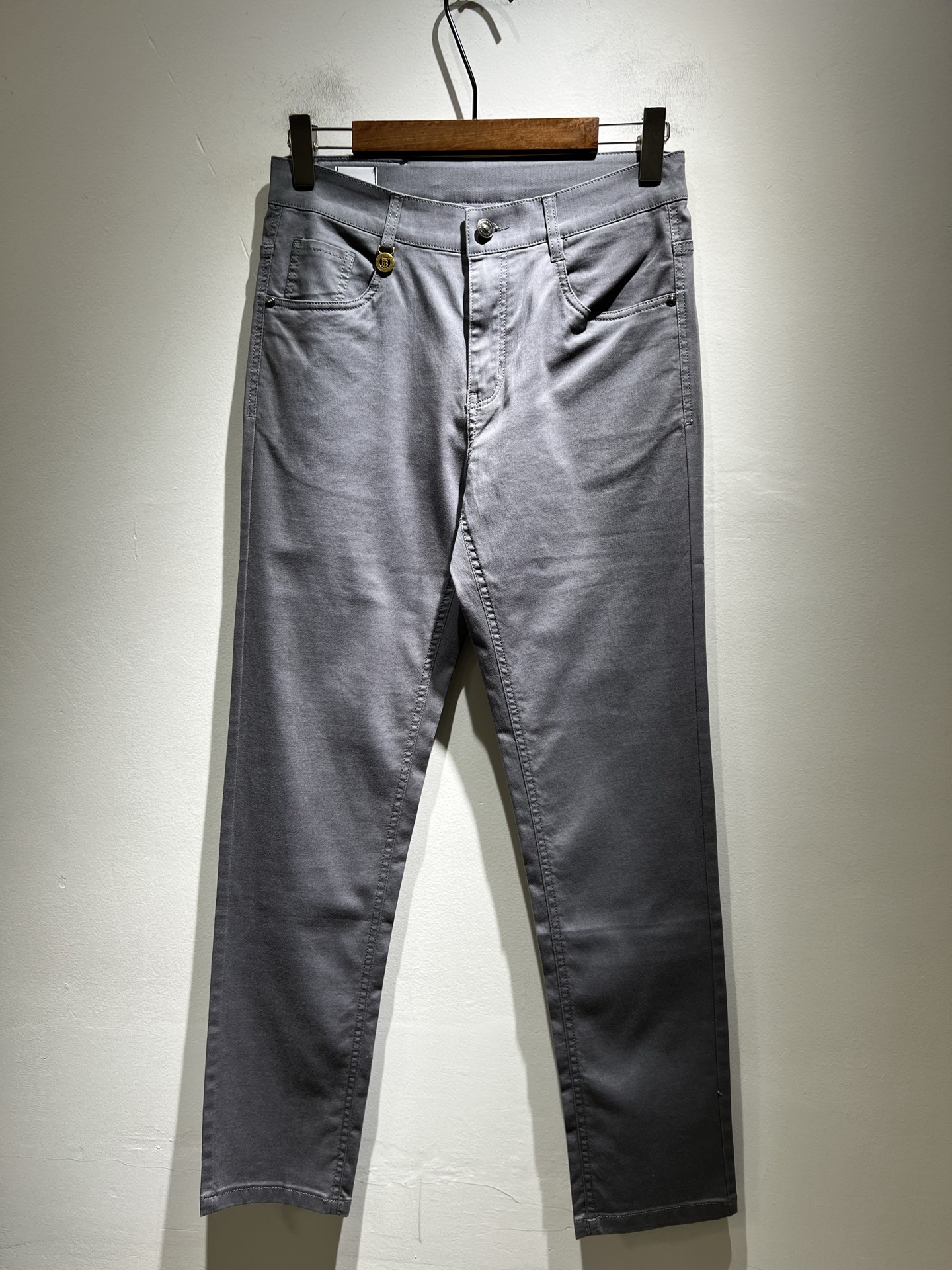 NO:516647,BURBER*Y Ba*li Spring and Summer 2025 New high-end casual and versatile jeans for men!  For BUR fans, such a grand classic design is enough to plant grass at a glance. It is the most handsome series among all BUR jeans this year. I only need to take a look and know that this will definitely be a hit product that has caused a sensation, and it is popular on the Internet. The classic slim three-dimensional tailoring style is equipped with the latest logo pattern waist brand craft design!  Very representative waist brand modification!  It simply and easily demonstrates the charm of the brand, and naturally presents specifications, grades, fashion and trendy effects. It matches the performance to easily create a high-end and high-end effect!  The top imported Japanese washing cowboy is made of cotton, and it is comfortable and breathable, and has a natural drape, which is suitable for all year round outfits!  !  This jeans are made of three-dimensional cut and straight-fitting style. The magic and practical wearability of the single match are understandable. Whether you are wearing daily clothes or appearing on the high street, it is the best choice. It is super charming!  It also demonstrates the authentic BUR original flavor, and it also perfectly shows its specifications and rank!  Obviously, this is a big and powerful product that you must collect. Whether you are a fan of BUR or not, you must collect this product and highly recommend it!  Size 29-40, Burberry, jeans, alexander wang19860909BURBER*Y巴*莉 2025春夏 新品男士高端休闲百搭牛仔裤！对于BUR粉丝来说,这样大气的经典设计足矣一眼种草,是今年BUR所有牛仔裤当中最帅的一个系列,我只需要看一眼就知道,这绝对会是一个引起轰动的爆款,而且全网风靡,经典的修身立体剪裁版型打造,配置了最新的logo图案腰牌工艺设计！极具代表性腰牌修饰！简单轻松的彰显出品牌魅力所在,自然而然的呈现规格,档次,时髦以及新潮效果,搭配性能满分,轻松穿出高级感与高端效果！顶级的进口日本洗水牛仔棉质打造,并舒适透气感满分,且垂感自然,适合一年四季的穿搭所需！！此款牛仔裤采用了立体裁剪小直筒版型打造,其单配魔力与实穿性是无可厚非的,不管你是日常穿搭还是高街出镜都是不二之选,超具魅力！更是彰显了地地道道的的BUR原味,同时也是完美的展现了其规格和段位所在！很显然,这是一款绝对要收的重磅好货,不管你是不是BUR的粉丝,此款你都必须要收,极力推荐的好货！尺码29-40,,burberry,jeans,alexander wang,Men's clothing