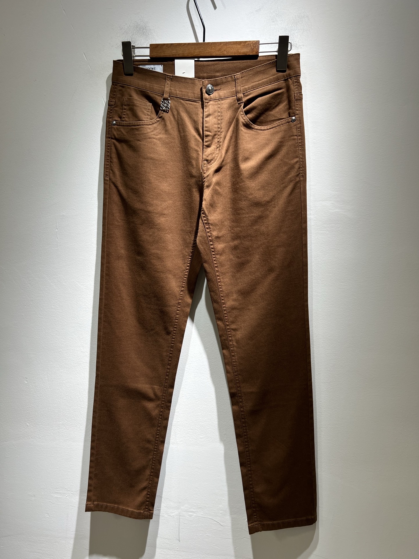 NO:516673,LO*WE/Luo*We 2025 spring and summer new men's fashion high-end casual pants, Hong Kong foreign business channel products, original Japanese products, pure blood quality, perfectly continues the essence and genes of LOE*'s home. From the main fabric to the detailed craftsmanship, all show the ingenuity of quality, use multiple brand elements to interpret, and choose precious cowhide material to build a logo waist brand leather design!  Identity manifestation that belongs to the soul!  Customer-supplied high-end imported pure cotton fabrics, very high-end and fashionable detailed craftsmanship, red ear cloth is completed by a specific antique loom. This element represents the identity and rank of jeans, which is very worthy of careful appreciation!  In terms of matching, it is invincible and explains the versatility in place, with ingenious details and exquisite accessories. The auxiliary materials are all provided by foreign merchants. They are tailored and slim, and the upper body is lifted with an excellent effect. They are a styling item that is hard to come by!  Size 30 -40, loewe, jeans, cowhide, alexander wang19860909LO*WE/罗*威2025春夏新品男士时装款高端休闲裤,香港洋行渠道货,日本原厂出品,纯血统品质,完美延续了LOE*家的精髓与基因,从主体面料到细节工艺,无不彰显出品质的匠心所在,运用多个品牌元素标识来诠释,选取矜贵的牛皮材质构建logo腰牌皮革设计！属于灵魂式的身份彰显！客供高级进口的纯棉面料,非常高级且时髦的细节工艺,赤耳布是由特定古董织布机完成,此元素代表着牛仔裤的身份及段位,非常值得细品悦人！在搭配上所向无敌,把百搭阐释到位,细节匠心考究,辅料皆为外商客供,剪裁合体修身,上身提臀效果绝佳,可遇而不可求的造型单品！尺码30 -40,,loewe,jeans,cowhide,alexander wang,Men's clothing