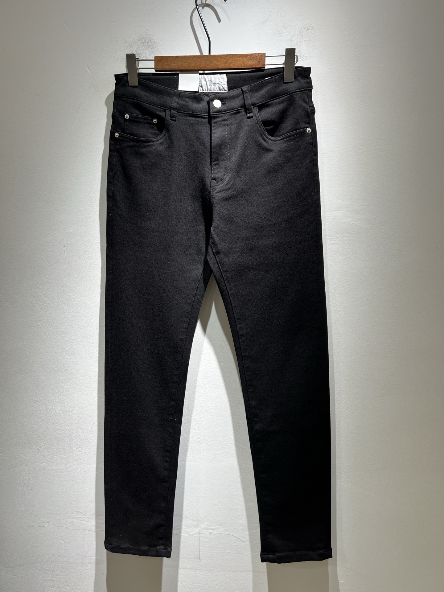 NO:516670,Dio*r Dijia 2025 spring and summer men's washing small straight jeans!  Trading company channel is awesome, with excellent quality, versatile versatile pants king in the fashion circle, European and American street photography mid-to-high frequency wear demonstration, leather waist brand logo design!  And it is a must-have item for luxury brands every season!  Very pure and minimalist design tone!  Adhering to the D family's consistent fashion proposition, it is quite eye-catching, and it demonstrates its ingenious craftsmanship and strongly posits its brand identity!  Customized Italian tannin fabrics are invincible in texture and have a charm, perfect style and tailoring, and excellent slimming effect. They can sweep the wardrobe and match any top set. They are widely compatible and casual, with full upper body shapes and invincible fashionable and versatile!  Size 29 -40,dior,dior,dior,jeans,alexander wang19860909Dio*r 迪家 2025春夏男士水洗小直筒牛仔裤！贸易公司渠道牛货,品相超赞,时尚圈万能的百搭裤王,欧美街拍中高频穿搭示范,皮革腰牌logo设计！且是奢侈品牌每季必出的单品！非常纯粹极简的设计基调！秉承了D家一贯的时尚主张,颇具看点,即彰显了匠心工艺又有力的标榜了品牌身份！客供意大利定制丹宁面料,质感无敌赞,颇具韵味,版型剪裁完美,提臀修身显瘦效果极佳,可横扫衣橱任何的上装搭配,兼容性广泛,休闲兼备,上身型款十足,无敌的时髦百搭神品！尺码29 -40,,dior,dior,dior,jeans,alexander wang,Men's clothing