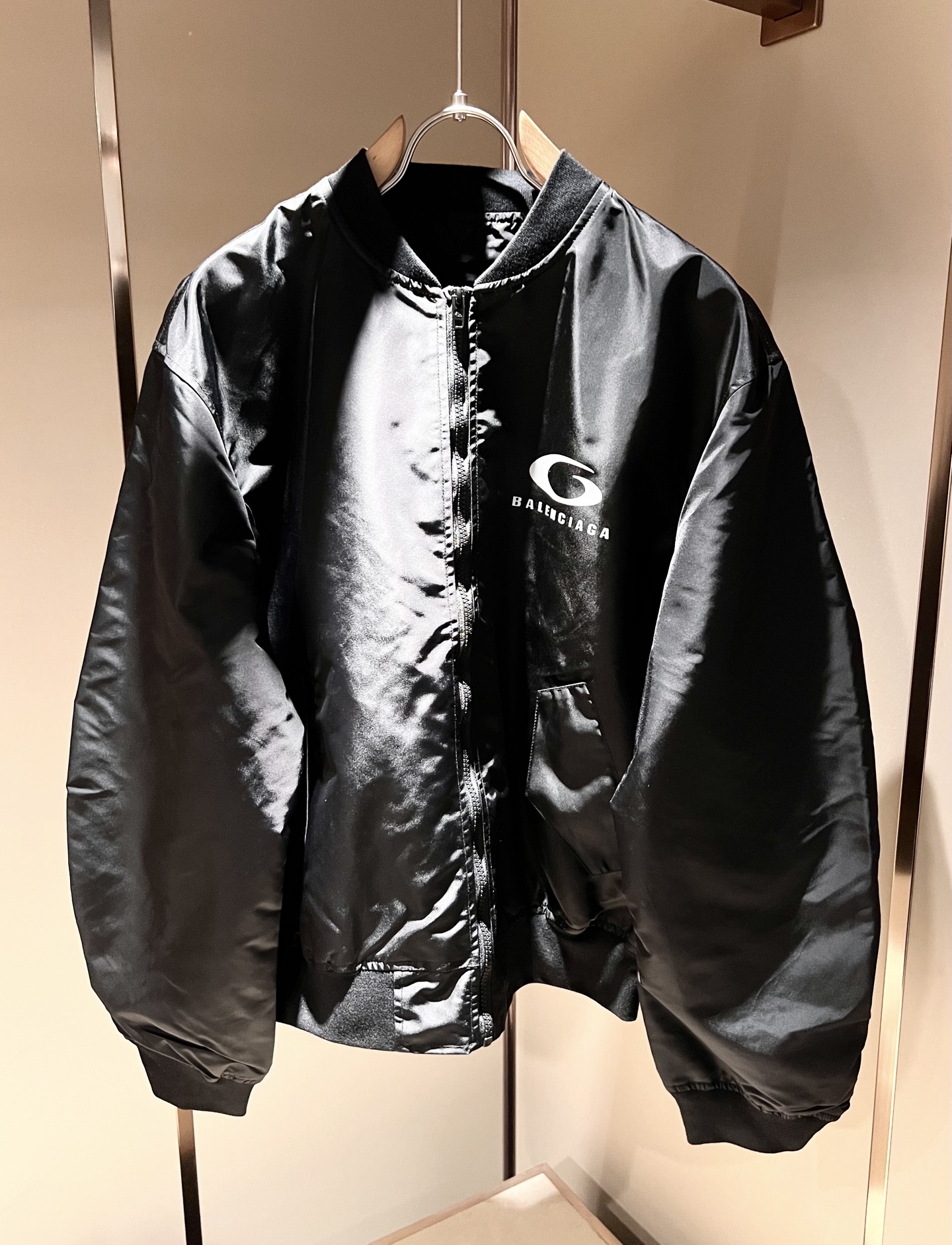 NO:516669,BALENCI*GA Paris* Home 2025 autumn and winter casual jackets, the latest fashionable casual suits, trading company channels are rare, and it is released on the official website. The most anticipated high-quality products of the male gods and goddesses are coming, making you feel what it means to be truly high and luxurious! The upper body is comfortable, light and not stuffy, and customized polyester fiber fabric!  Give you the most enjoyable dressing experience!  Logo glue pressing pattern design!  Perfectly enhance the overall sense of luxury and class, and you can get a high-end luxury atmosphere at a glance! The basic conventional hooded jacket style cut is versatile and simple, and it is easy to deal with various occasions and environments. It is undoubtedly a must-have item for daily commuting! Size M-2XL, balenciaga, jackets & coats, jackets & coats, hats, alexander wang19860909BALENCI*GA巴黎*家 2025秋冬休闲夹克外套,最新时尚休闲套装,贸易公司渠道稀出,同步官网发售,男神女神最为期待的精品狠货重磅来袭,让你感受到什么叫真正的高奢有内涵!上身舒适轻盈不闷热, 定制聚酯纤维面料！给你最为享受的穿着体验！Logo压胶图案设计！完美提升了整体的奢华档次感,一眼就能Get到的高端奢华气息!基础常规的连帽夹克版型裁剪,上身百搭简约不挑人,轻松应对各种场合与环境,属于日常通勤必备的臻品无疑!尺码M-2XL,,balenciaga,jackets & coats,jackets & coats,hats,alexander wang,Men's clothing