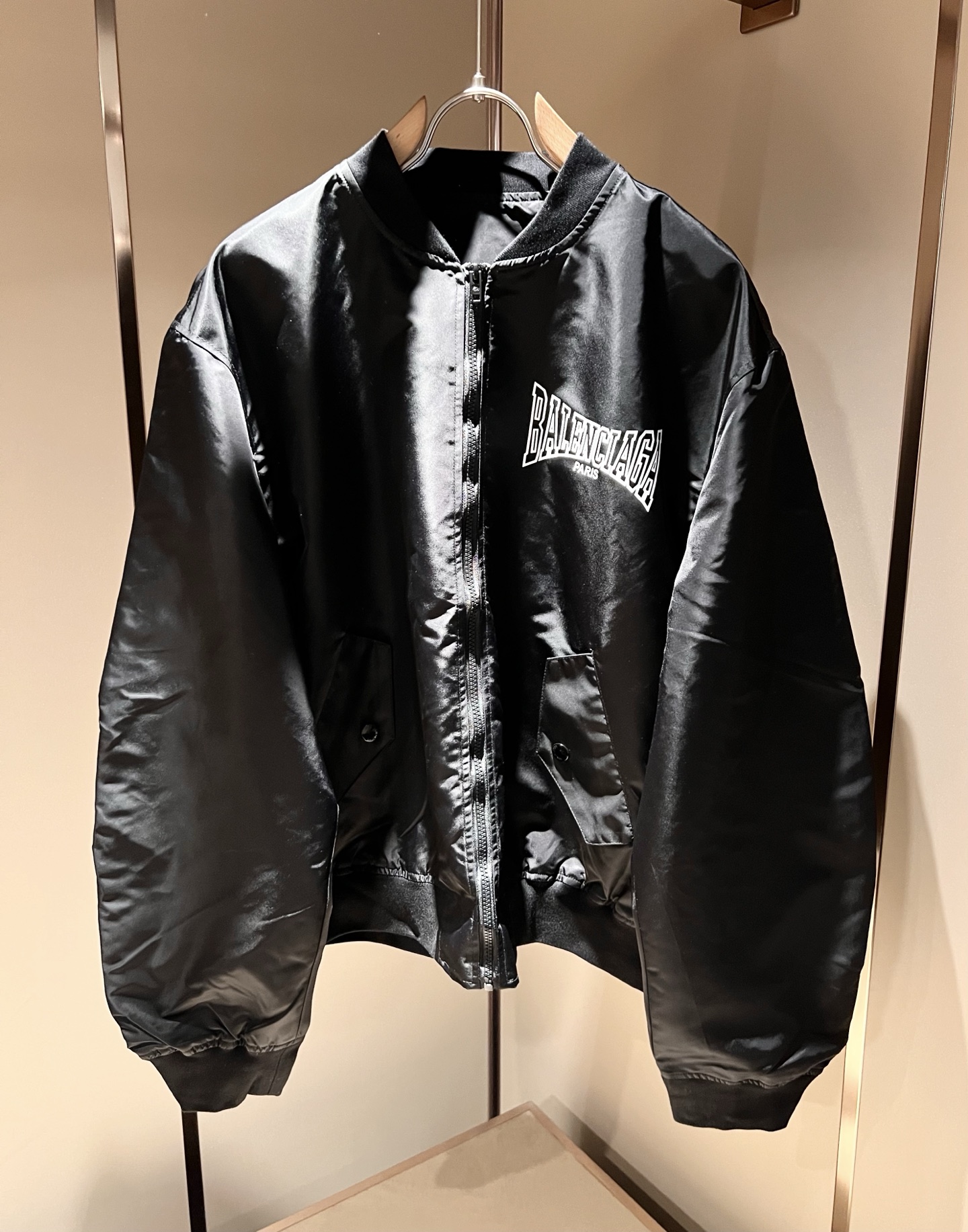 NO:516658,BALENCI*GA Paris* Home 2025 autumn and winter casual jackets, the latest fashionable casual suits, trading company channels are rare, and it is released on the official website. The most anticipated high-quality products of the male gods and goddesses are coming, making you feel what it means to be truly high and luxurious! The upper body is comfortable, light and not stuffy, and customized polyester fiber fabric!  Give you the most enjoyable dressing experience!  Logo glue pressing pattern design!  Perfectly enhance the overall sense of luxury and class, and you can get a high-end luxury atmosphere at a glance! The basic conventional hooded jacket style cut is versatile and simple, and it is easy to deal with various occasions and environments. It is undoubtedly a must-have item for daily commuting! Size M-2XL, balenciaga, jackets & coats, jackets & coats, hats, alexander wang19860909BALENCI*GA巴黎*家 2025秋冬休闲夹克外套,最新时尚休闲套装,贸易公司渠道稀出,同步官网发售,男神女神最为期待的精品狠货重磅来袭,让你感受到什么叫真正的高奢有内涵!上身舒适轻盈不闷热, 定制聚酯纤维面料！给你最为享受的穿着体验！Logo压胶图案设计！完美提升了整体的奢华档次感,一眼就能Get到的高端奢华气息!基础常规的连帽夹克版型裁剪,上身百搭简约不挑人,轻松应对各种场合与环境,属于日常通勤必备的臻品无疑!尺码M-2XL,,balenciaga,jackets & coats,jackets & coats,hats,alexander wang,Men's clothing