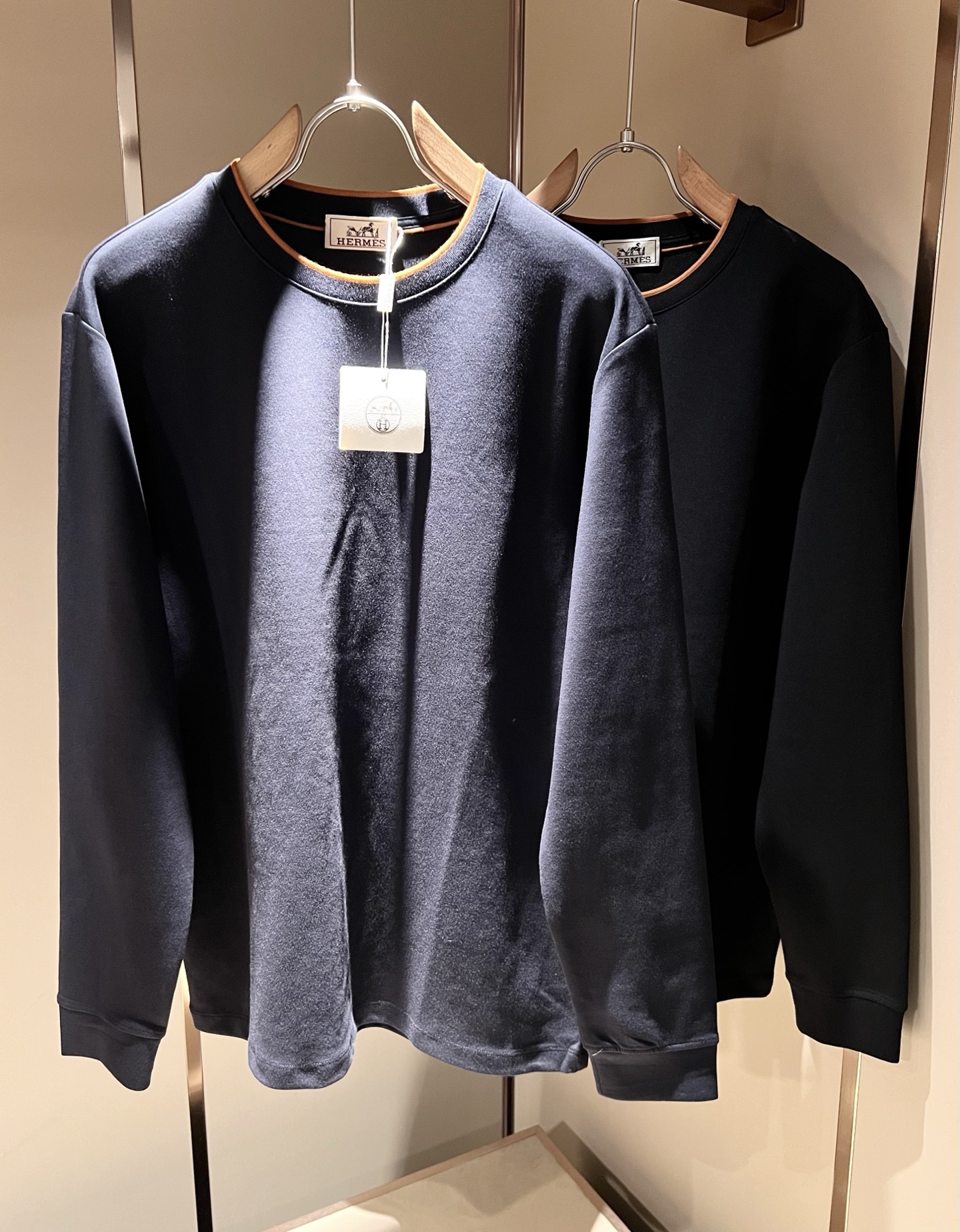 NO:516666,Her*mes 2025 autumn and winter new men's long-sleeved base T-shirt, a newly upgraded versatile basic style, low-key and luxurious, and a choice of character!  Select high-quality and selected pure cotton fabrics!  Created, enjoy a relaxed and comfortable wearing experience, with super vertical performance, strong artistic sense of neckline design, meticulous craftsmanship, extremely recognizable, showing the new brand micro-label culture!  Classic perfect design, precise and in place for cutting. Simple and atmospheric style, and can show fashionable charm in daily leisure life. Size M-3XL, tees, t-shirt, alexander wang19860909Her*mes爱*仕2025秋冬新款男士长袖打底T恤,全新升级百搭基础款,低调奢华,品格之选！甄选优质精选纯棉面料！打造而成,享受轻松自在的穿着体验,有着超强的垂直性能 艺术感极强领口设计,工艺细致,辨识度极高,展现全新品牌微标文化！经典完美版型设计,在裁剪上精准到位.简约大气风格,又能在日常休闲生活中展现时尚魅力.尺码M-3XL,,tees，t-shirt,alexander wang,Men's clothing