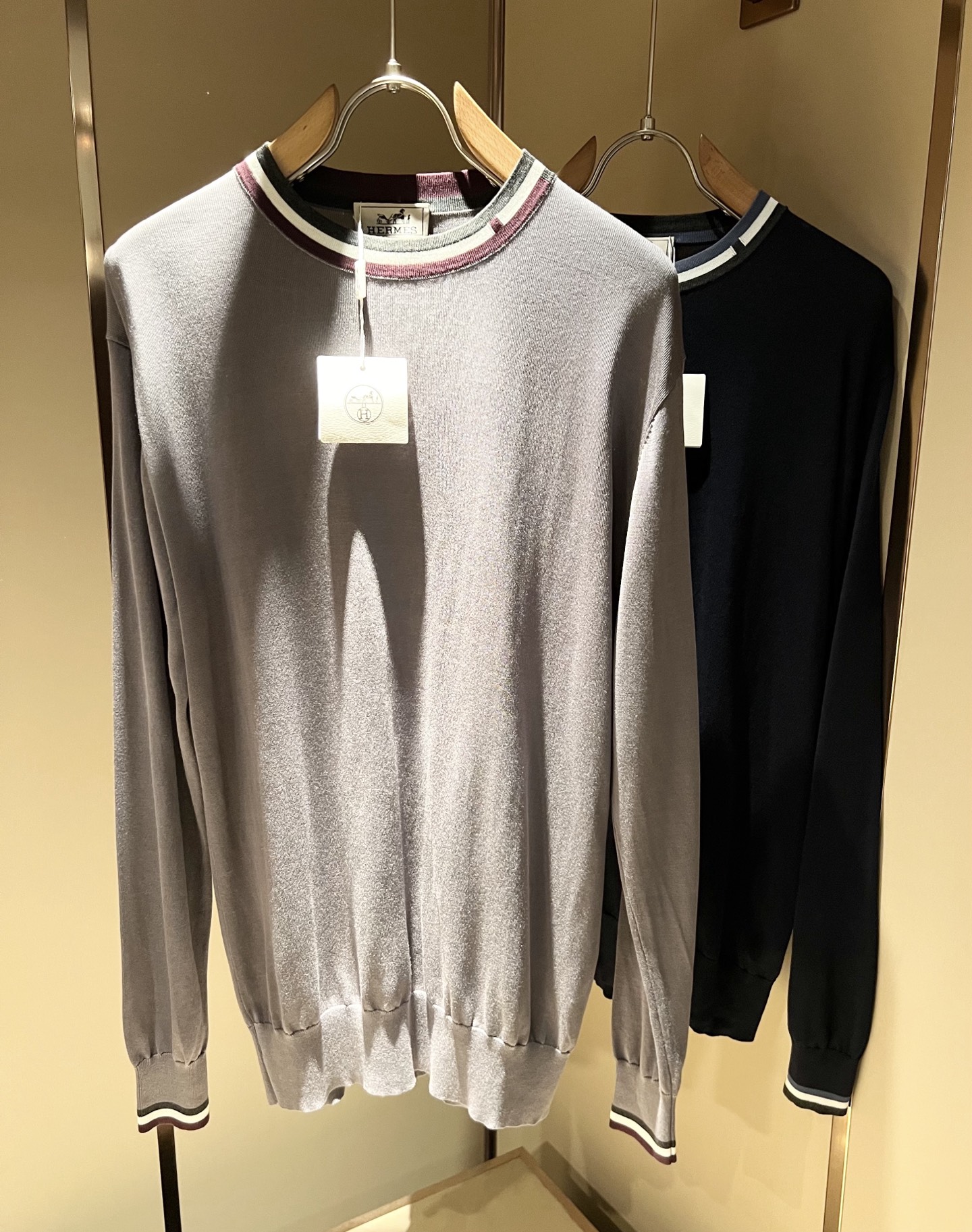 NO:516655,Her*mes 2025 autumn and winter new men's sweater, a new upgraded versatile basic style, low-key and luxurious, and a choice of character!  Neck logo pattern knitted design!  Made of high-quality selected high-quality wool, it has super vertical performance, meticulous craftsmanship, extremely recognizable, showing the new brand micro-label culture!  Classic perfect design, precise and in place for cutting. Simple and atmospheric style, and can show fashionable charm in daily leisure life. Size M-3XL, alexander wang19860909Her*mes爱*仕2025秋冬新款男士针织衫,全新升级百搭基础款,低调奢华,品格之选！领口logo图案针织设计！甄选优质精选优质羊毛打造而成,有着超强的垂直性能 工艺细致,辨识度极高,展现全新品牌微标文化！经典完美版型设计,在裁剪上精准到位.简约大气风格,又能在日常休闲生活中展现时尚魅力.尺码M-3XL,,alexander wang,Men's clothing