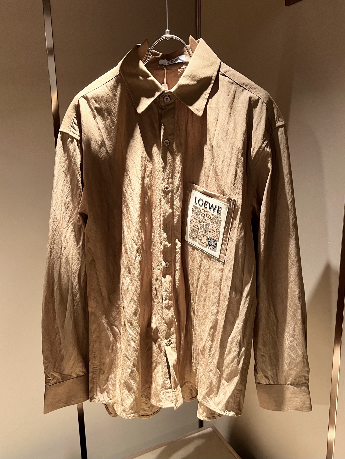 NO:516652,LOE*WE Luo*We 2025 autumn and winter men and women same style set, original Italian order channel, very personalized and high-end trendy style, logo logo pattern badge craft design!  Customized original cotton fabric!  !  !  The latest fashion trends and popular products are here, and it is another simple and high-end fashion item. It is a fashion product with very high-end outfit charm. It is a must-have item for fashion trends!  Original Italian manufacturer channels, special-level orders, and released at the same time as Hong Kong, Macao and Taiwan buyers. This model is also the latest popular product of Luo Yiweijia this year and the most classic product. Its specifications and grades are beyond doubt!  !  The choice is very diverse, and it can be said that this model naturally has a fresh and natural feeling, showing the brand charm and high-end feeling. The texture of this model is very good, and the heavy weight and brilliant skin-friendliness that can be seen with hands are even better, and it is a complete enjoyment of wearing!  !  Size: S-2XL, loewe, loewe, alexander wang19860909LOE*WE罗*威 2025秋冬男女同款套装,意大利原厂订单渠道,极具个性高级潮风,标志logo图案徽章工艺设计！定制原版纯棉面料！！！最新时尚潮流人气产物驾到,又是一款简约高级的时尚单品,穿搭魅力十分高级不俗的时尚产物 ,时尚潮流必备单品！意大利原厂渠道,特供级别订单,同步港澳台买手店发布,此款也是罗意威家今年的最新人气产物,也是最经典的产物,其规格跟档次更是毋庸置疑！！ 选择极具多样化,言而喻此款自然具备那种清新自然的感觉,彰显品牌魅力与高级感,此款的质感十分的到位,用手可以感知的重磅跟出彩亲肤程度更是上佳,十足的穿着享受！！尺码:S-2XL,,loewe,loewe,alexander wang,Men's clothing