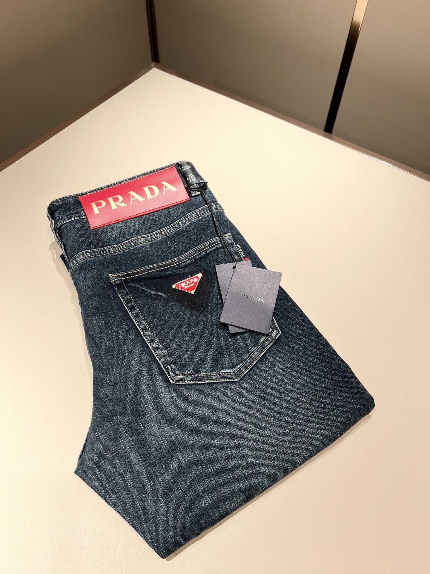 NO:516657,PRA*DA Pu*da 2025 spring and summer new men's casual jeans, high-end quality choice... A versatile trousers that combine casual pants are also an indispensable matching tool in men's wardrobe. It is a classic style with practical wear!  The design style of the whole casual pants is simple and fashionable, which is very consistent with the low-luxury style setting, has excellent skin-friendly value, is easy to wear, and is full of detail!  Customized original logo waist brand design!  Classic P home logo logo design!  This trousers are made of high-quality cotton fabric. The fabric is comfortable, the feel is soft and delicate, and has a good vertical feeling. It looks very textured and has a high-end charm. The first-class and exquisite style cut, the line is delicate, smooth and neat, and the casual and casual pants look good no matter how you match it. If you like it, buy it now. Good products are not waiting for anyone!  Size 30-40 37 39, prada, jeans, alexander wang19860909PRA*DA普*达 2025春夏新款男士休闲牛仔裤,高端品质之选……一款休闲裤兼备的百搭裤装,也是男士衣橱里不可缺少的搭配神器,属于实穿型的经典款式！整条休闲裤的设计风格简洁时尚,非常符合低奢的风格设定,亲肤值优越,穿着方便,细节感十足！定制原版logo腰牌设计！经典P家logo标识设计！此款裤装采用优质棉面料打造而成,面料舒服,手感柔软细腻,有着很好的垂直感,看上去非常有质感,细品高级韵味十足.一流精湛的版型裁剪,走线细致平顺工整,休闲随意怎么搭配都好看的裤装,喜欢的赶紧入手吧,好货可不等人！尺码30-40 37 39,,prada,jeans,alexander wang,Men's clothing