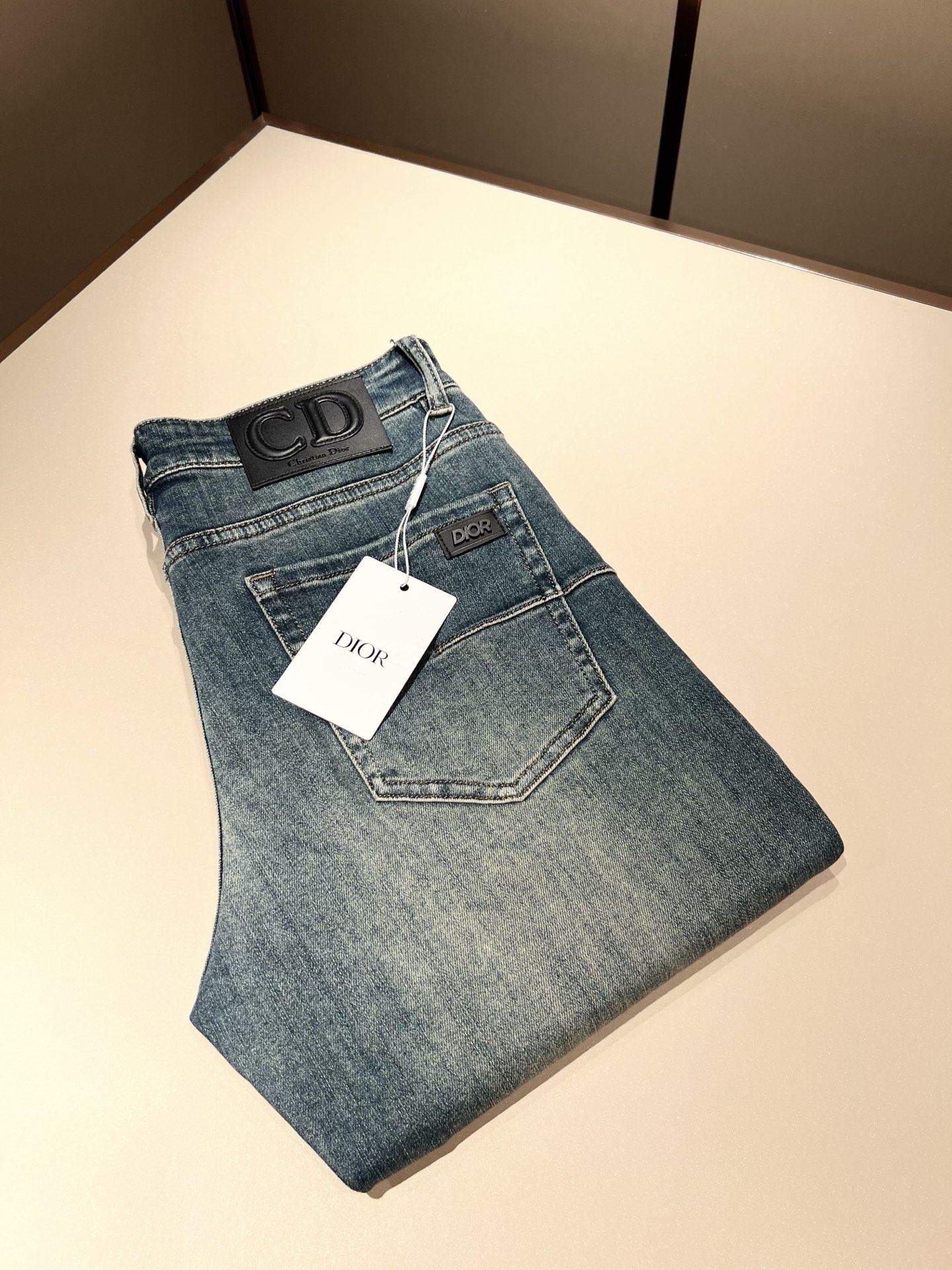 NO:516654,Dio*r Dijia 2025 spring and summer men's washing small straight jeans!  Trading company channel is awesome, with excellent quality, versatile versatile pants king in the fashion circle, European and American street photography mid-to-high frequency wear demonstration, leather waist brand logo design!  And it is a must-have item for luxury brands every season!  Very pure and minimalist design tone!  Adhering to the D family's consistent fashion proposition, it is quite eye-catching, and it demonstrates its ingenious craftsmanship and strongly posits its brand identity!  Customized Italian tannin fabrics are invincible in texture and have a charm, perfect style and tailoring, and excellent slimming effect. They can sweep the wardrobe and match any top set. They are widely compatible and casual, with full upper body shapes and invincible fashionable and versatile!  Size 29 -40,dior,dior,dior,jeans,alexander wang19860909Dio*r 迪家 2025春夏男士水洗小直筒牛仔裤！贸易公司渠道牛货,品相超赞,时尚圈万能的百搭裤王,欧美街拍中高频穿搭示范,皮革腰牌logo设计！且是奢侈品牌每季必出的单品！非常纯粹极简的设计基调！秉承了D家一贯的时尚主张,颇具看点,即彰显了匠心工艺又有力的标榜了品牌身份！客供意大利定制丹宁面料,质感无敌赞,颇具韵味,版型剪裁完美,提臀修身显瘦效果极佳,可横扫衣橱任何的上装搭配,兼容性广泛,休闲兼备,上身型款十足,无敌的时髦百搭神品！尺码29 -40,,dior,dior,dior,jeans,alexander wang,Men's clothing