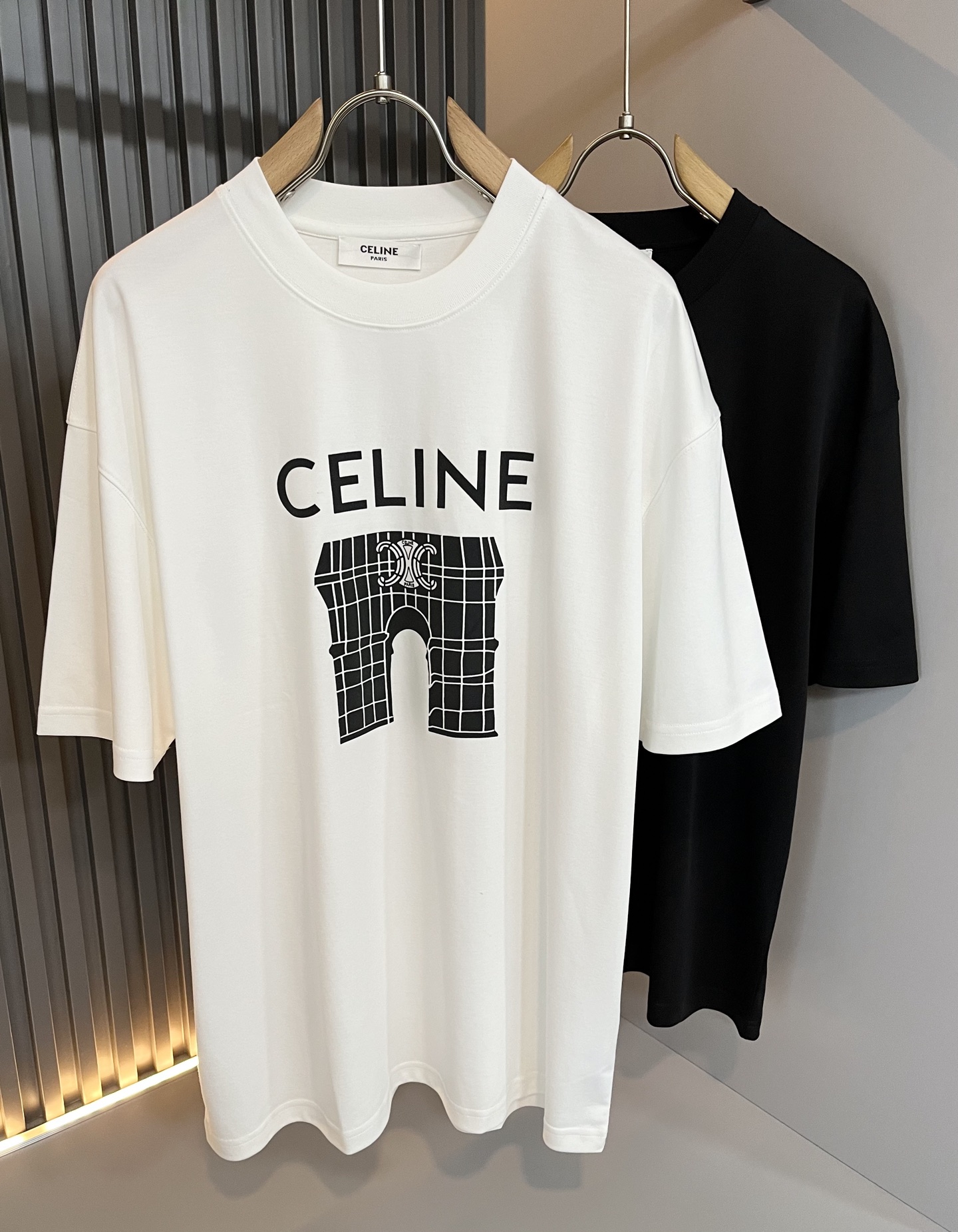 NO:518252,CELIN*Serin 2025 spring and summer new fashionable casual round neck short-sleeved T-shirt, classic couple short-sleeved T-shirt for men and women!  Trading companies have sparse channels and are released on the official website at the same time!  25-year-old fashion new styles are recommended. CE, which is increasingly bursting into new young forces, is indeed exciting to keep the classics while constantly integrating younger elements!  This short Tee, which is newly released in spring and summer, has a classic logo printing technology design on the chest!  The contrasting collar design with simple and high-end colors is enough to highlight a brand new theme, and the style setting that takes into account both retro and fashionable can cope with all kinds of temperament styles!  The logo has clear three-dimensional details, highlighting the perfect quality and texture!  Customer-supplied custom-woven cotton fabrics, and they are super white in color. Everyone should hurry up and take them away!  Size S-2XL, celine, T-shirt,tees, t-shirt,alexander wang19860909CELIN*瑟琳 2025春夏新款时尚休闲圆领短袖T恤,经典男女同款情侣短袖T恤衫！贸易公司渠道稀出,同步官网发售！25年早春时尚新款推荐,越来越向年轻新势力迸发的CE,除了保留经典的同时,不断融入年轻化元素,确实令人期待！这款春夏最新发售的短Tee,胸前经典Logo印花工艺设计！搭色简约而又不失高级感的撞色领口设计,足以凸显出全新的主题,复古与时髦兼顾的风格设定,可以应对各种气质范儿穿搭！logo清晰立体的细节,凸显完美的品相与质感！客供定织全棉面料,并且超级显白配色,各位抓紧时间带走吧！尺码S-2XL,,celine,T-shirt,tees，t-shirt,alexander wang,Men's clothing