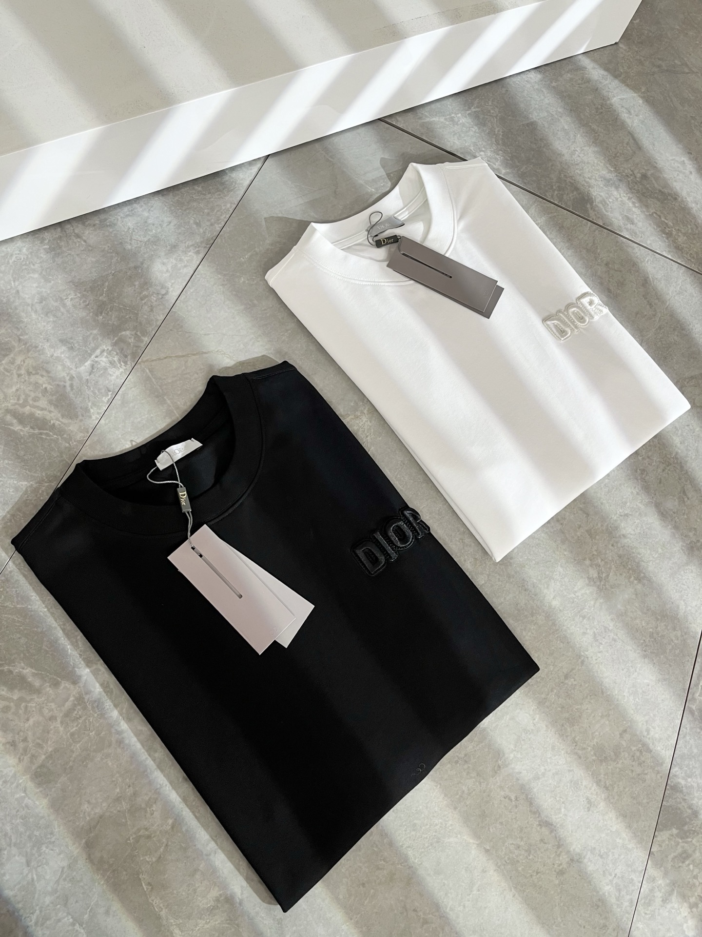 NO:520993,Dio*Dijia Spring and summer new short-sleeved T-shirts for men and women, and are available simultaneously for counters!  Customized exclusive 260g pure cotton fabric, customized original craft threads, chest logo pattern embroidery craft design!  Simple and generous, calm and versatile, extremely high-end, perfectly integrated with fashion and style, a top fashionable style that perfectly suits the outside wear!  The overall feeling is natural!  The ultimate classic versatile short-sleeved T-shirt is designed with the latest three-dimensional letter logo embroidery elements!  The ultimate perfection of heavy industry!  Fans who pursue high quality are please buy them by themselves, and all fans who know the goods are invited to appreciate this model together!  !  Color black white Size S-3XL,,dior,dior,T-shirt,tees,t-shirt,alexander wang19860909Dio*迪家 春夏新款男女同款短袖T恤,专柜同步发售！定制专属260克纯棉面料,定制原版工艺螺纹,胸前logo图案刺绣工艺设计！简约大方,从容百搭,档次极高,完美融入时尚还有风情感一款完美符合外穿的顶尖时髦气质款！整体给人浑然天成的感觉！极致经典的百搭型短袖T恤,采用最新的立体字母logo刺绣元素设计！极致的重工极致的完美！追求高品质的粉丝们请自行抢购,诚邀所有识货的粉丝一同鉴赏此款！！颜色黑色 白色 尺码S-3XL,,dior,dior,T-shirt,tees，t-shirt,alexander wang,Men's clothing