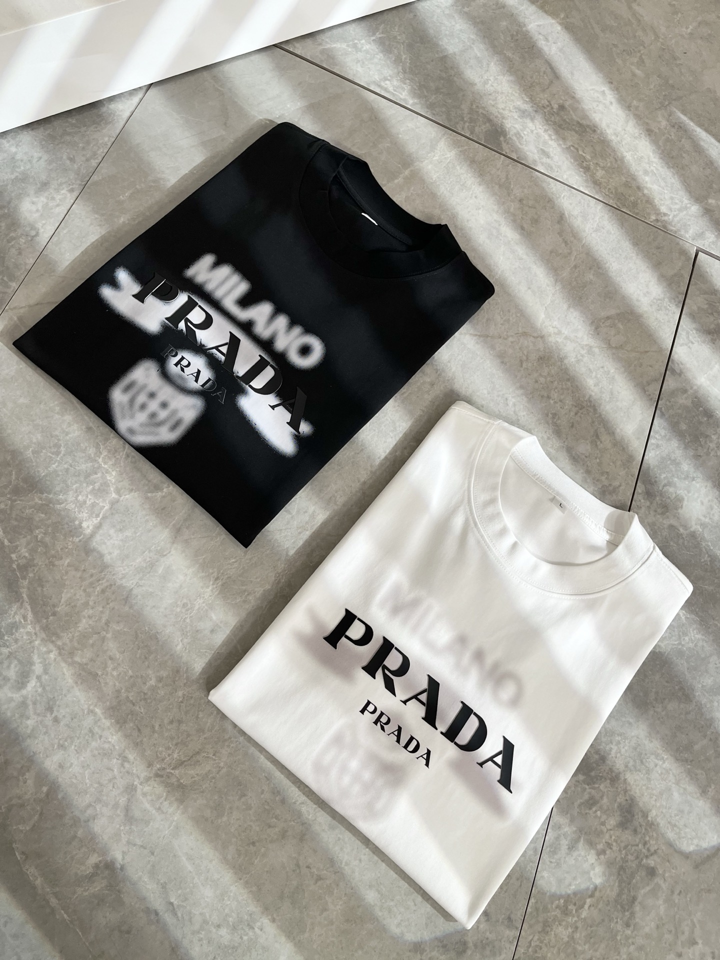 NO:521005,PRAD*A Pu*da spring and summer new short-sleeved T-shirt for men and women, the latest model is exclusively available on the entire network!  !  ~ It is classic and fashionable and versatile, who doesn’t like it? It will show the classic again. It is very pleasing to the eye and comes with a low luxury halo and recognition!  Pr*da's traditional brand concept and modern advanced technology are perfectly combined. Coupled with the extremely modern and simple design, P's exclusive logo pattern glue pressing design!  Customized 100% imported pure cotton fabric!  The texture of this model is quite touching, the specifications and grades are known with tentacles. The degree of delicateness and breathability are top-notch!  Size M-4XL, prada, T-shirt,tees, t-shirt,alexander wang19860909PRAD*A普*达春夏新款男女同款短袖T恤,最新款全网独家首上！！~既经典有时尚百搭,谁不爱啊,将经典再次展现,非常的耐看,自带低奢光环与辨识度！Pr*da传统的品牌理念和现代化的先进技术进行了完美结合.加上极其现代摩登风范的简约设计,p家专属logo图案压胶设计！定制百分百进口纯棉面料！此款的质感相当感人 触手便知规格档次 细腻程度与透气效果堪称顶级！尺码M-4XL,,prada,T-shirt,tees，t-shirt,alexander wang,Men's clothing