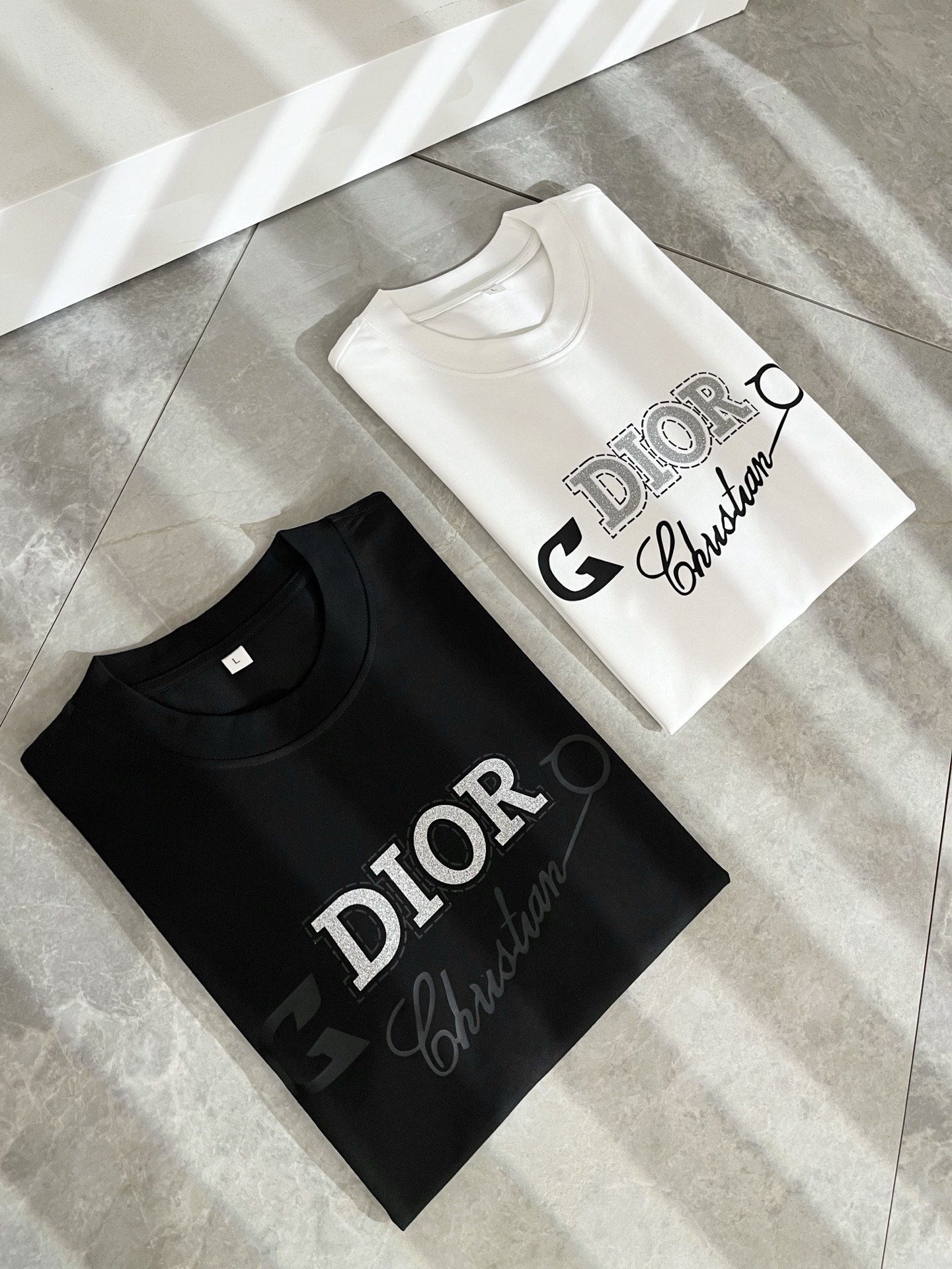 NO:520999,Dio*Dijia Spring and summer new short-sleeved T-shirts for men and women, and are available simultaneously for counters!  Customized exclusive 260g pure cotton fabric, customized original craft threads, chest logo pattern glue pressing technology design!  Simple and generous, calm and versatile, extremely high-end, perfectly integrated with fashion and style, a top fashionable style that perfectly suits the outside wear!  The overall feeling is natural!  The ultimate classic versatile short-sleeved T-shirt is designed with the latest three-dimensional letter logo print elements!  The ultimate perfection of heavy industry!  Fans who pursue high quality are please buy them by themselves, and all fans who know the goods are invited to appreciate this model together!  !  Color black white Size M-4XL,,dior,dior,T-shirt,tees,t-shirt,alexander wang19860909Dio*迪家 春夏新款男女同款短袖T恤,专柜同步发售！定制专属260克纯棉面料,定制原版工艺螺纹,胸前logo图案压胶工艺设计！简约大方,从容百搭,档次极高,完美融入时尚还有风情感一款完美符合外穿的顶尖时髦气质款！整体给人浑然天成的感觉！极致经典的百搭型短袖T恤,采用最新的立体字母logo印花元素设计！极致的重工极致的完美！追求高品质的粉丝们请自行抢购,诚邀所有识货的粉丝一同鉴赏此款！！颜色黑色 白色 尺码M-4XL,,dior,dior,T-shirt,tees，t-shirt,alexander wang,Men's clothing