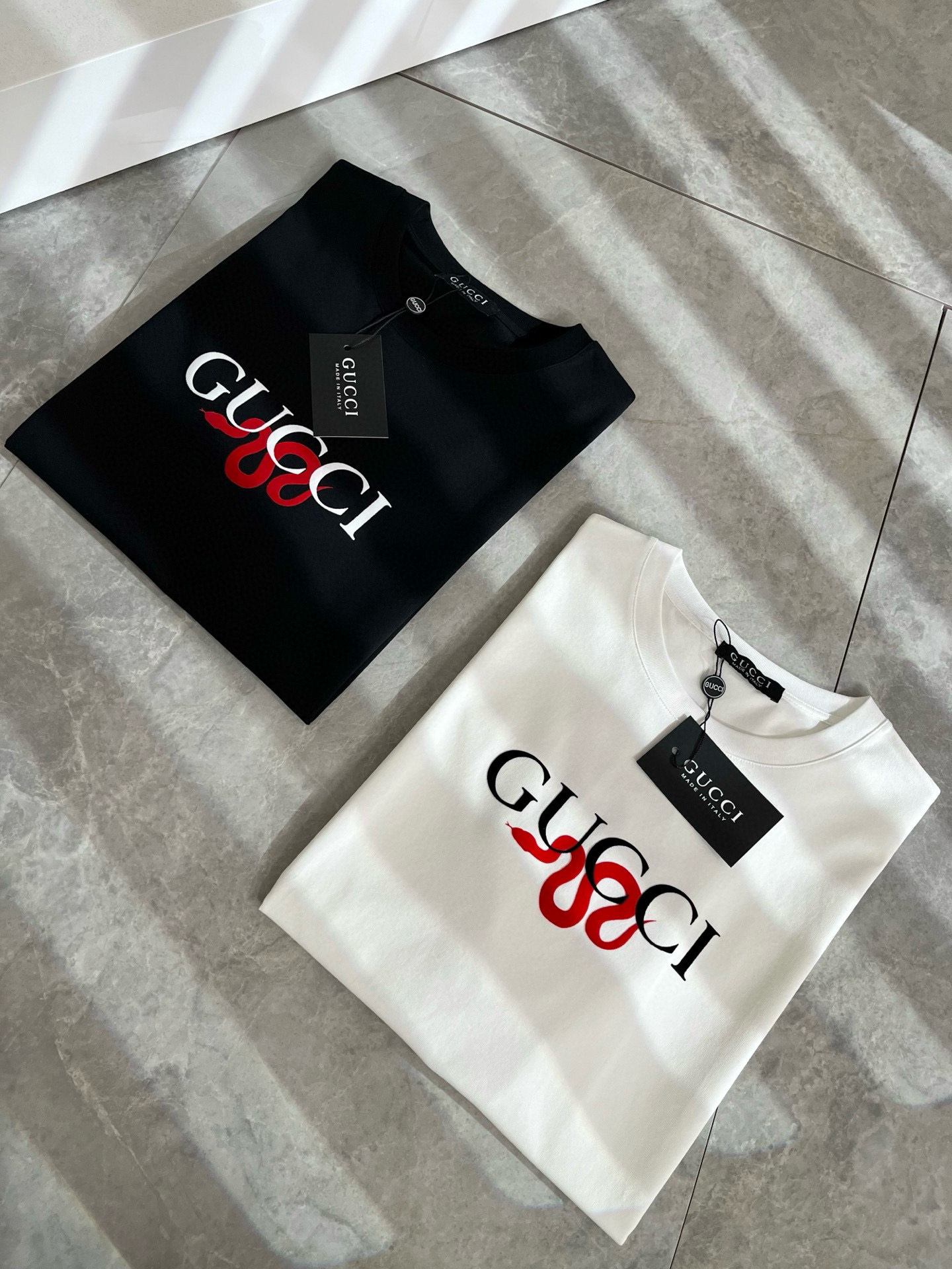 NO:520990,Gucc* Gujia Spring and summer new style for men and women and couples casual loose cotton round neck short-sleeved T-shirt!  Trading companies have sparse channels and are released on the official website at the same time!  The latest spring and summer series, classic fashion design elements, injecting full vitality into the new series. This T-shirt is carefully selected for imported cotton fabrics. The fabric feels skin-friendly and soft and delicate, and the body logo is velvet-pressed!  It has an extremely comfortable and breathable wearing experience. The whole item is very eye-catching and fashionable, and is deeply loved by young people today!  The loose round neck cut is a neutral style regardless of age and gender, suitable for matching all the styles and looks you need in your daily life!  It is recommended to wear couple outfits to go out on the street to make it more pleasing to the eye!  Size M-3XL, gucci, gucci, T-shirt, tees, t-shirt, alexander wang19860909Gucc*古家 春夏新款男女同情侣款休闲宽松棉质圆领短袖T恤衫！贸易公司渠道稀出,同步官网发售 ！ 春夏最新系列,经典时尚设计元素,为全新系列注入满满活力,这款T恤衫用心甄选客供进口棉面料制成,面料手感亲肤柔软细腻,衣身logo压绒设计！拥有着无比舒适透气性的穿着体验,整件单品极具吸睛度与时尚感,深受当下年轻人的喜爱！基础宽松的圆领版型裁剪,不分年龄与性别的中性款式,适合搭配你日常所需的所有风格与造型！建议搭配情侣装出街会更为养眼出色！尺码M-3XL,,gucci,gucci,T-shirt,tees，t-shirt,alexander wang,Men's clothing